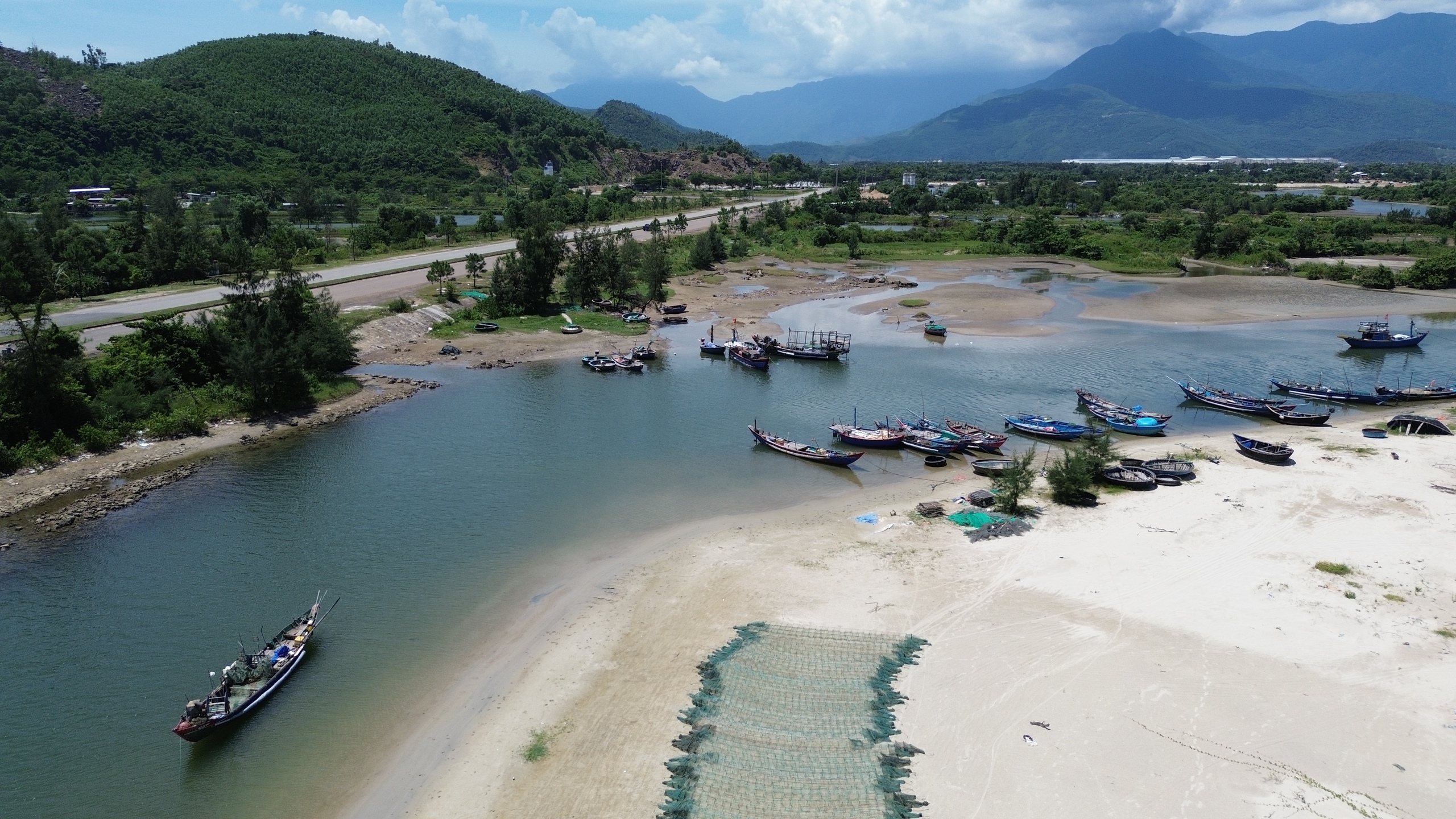 Huế: Chi gần 10 tỷ đồng để nạo v&eacute;t, cửa biển vẫn bồi lấp trở lại- Ảnh 2.