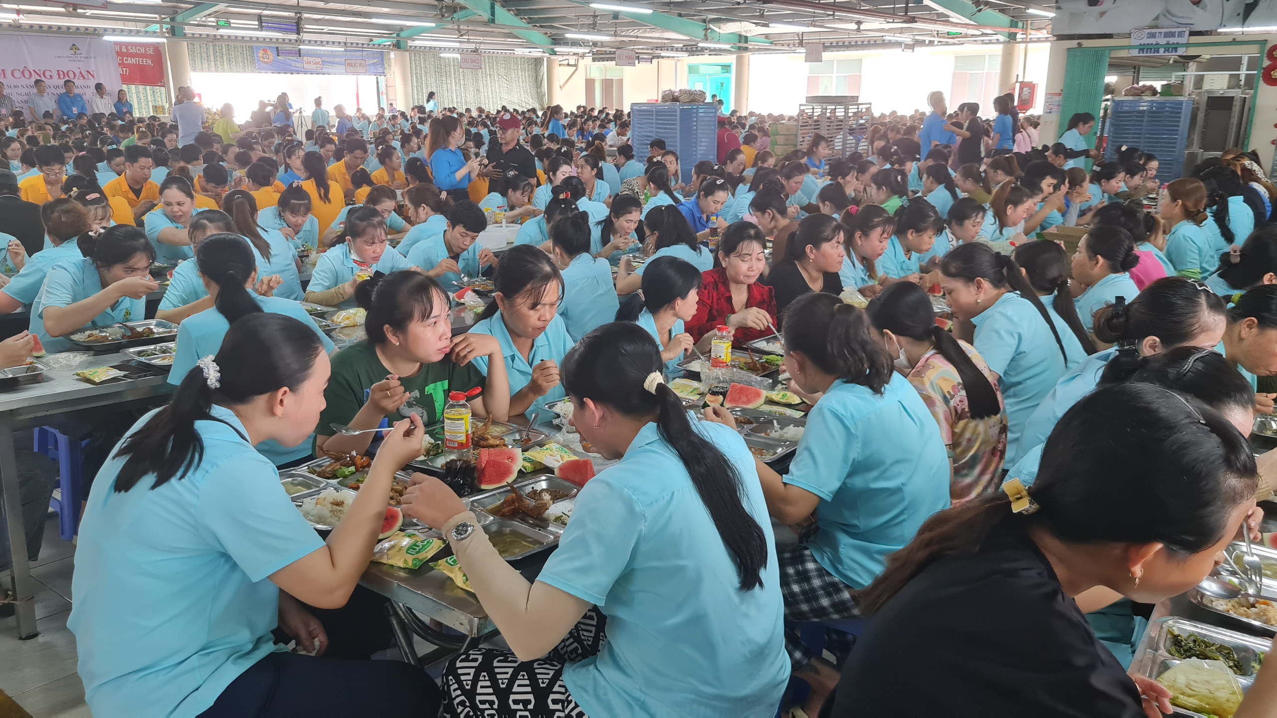 C&agrave; Mau tổ chức "Bữa cơm C&ocirc;ng đo&agrave;n" cho hơn 1.600 c&ocirc;ng nh&acirc;n- Ảnh 1.