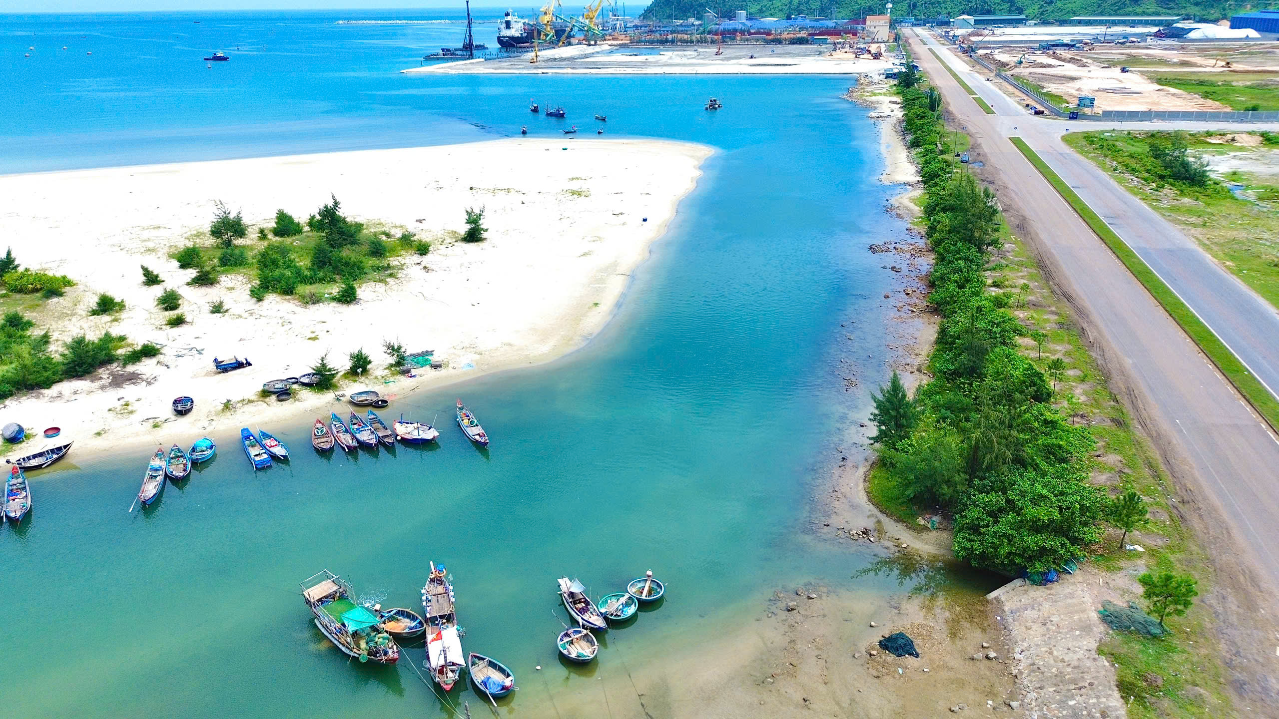 Huế: Chi gần 10 tỷ đồng để nạo v&eacute;t, cửa biển vẫn bồi lấp trở lại- Ảnh 3.