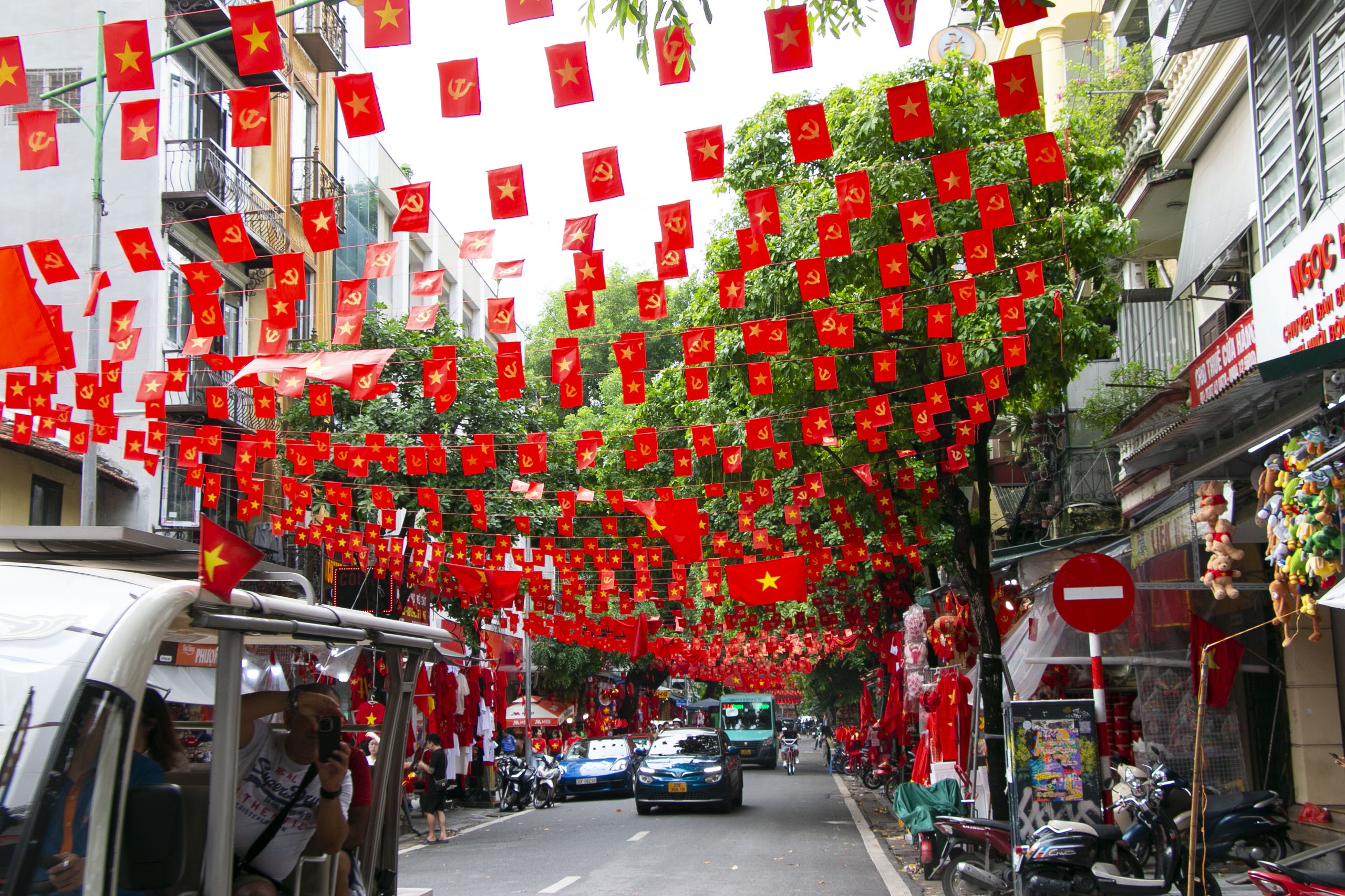 H&agrave; Nội: Phố cổ rợp cờ hoa, du kh&aacute;ch chen ch&acirc;n, h&agrave;o hứng check-in- Ảnh 2.