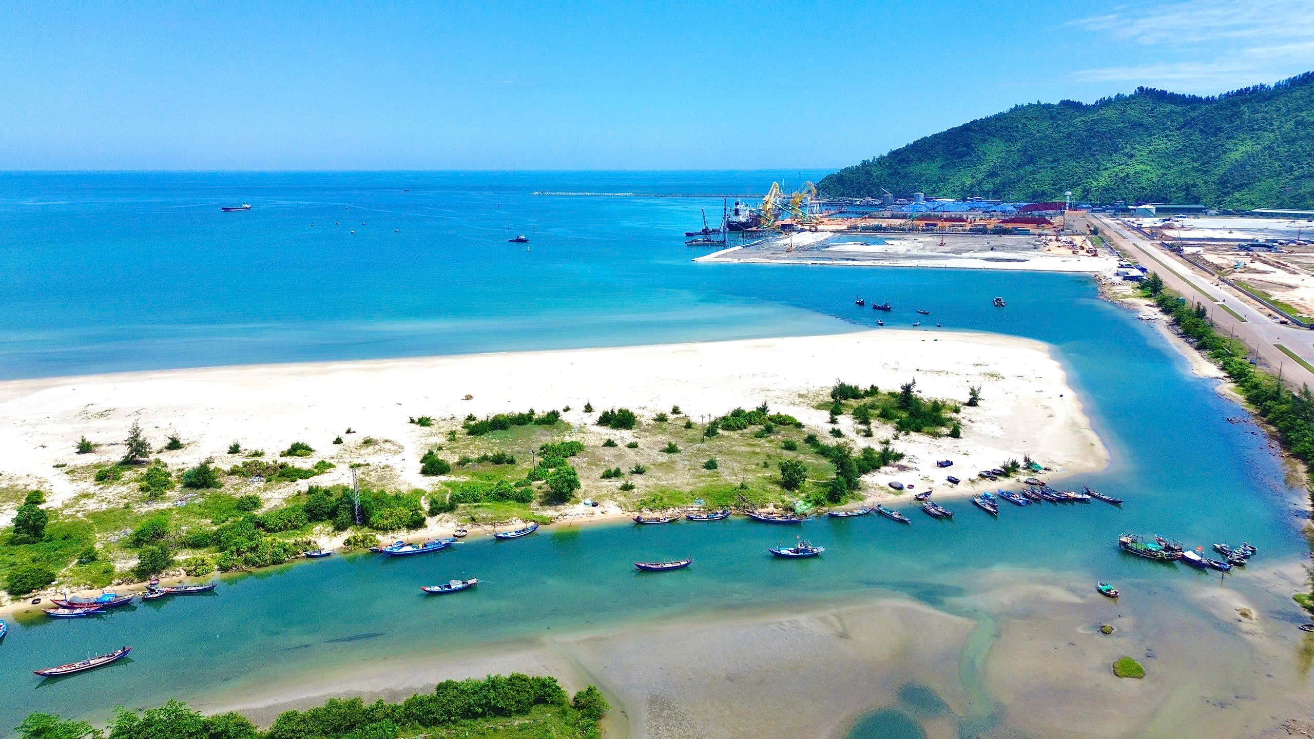 Huế: Chi gần 10 tỷ đồng để nạo v&eacute;t, cửa biển vẫn bồi lấp trở lại- Ảnh 5.