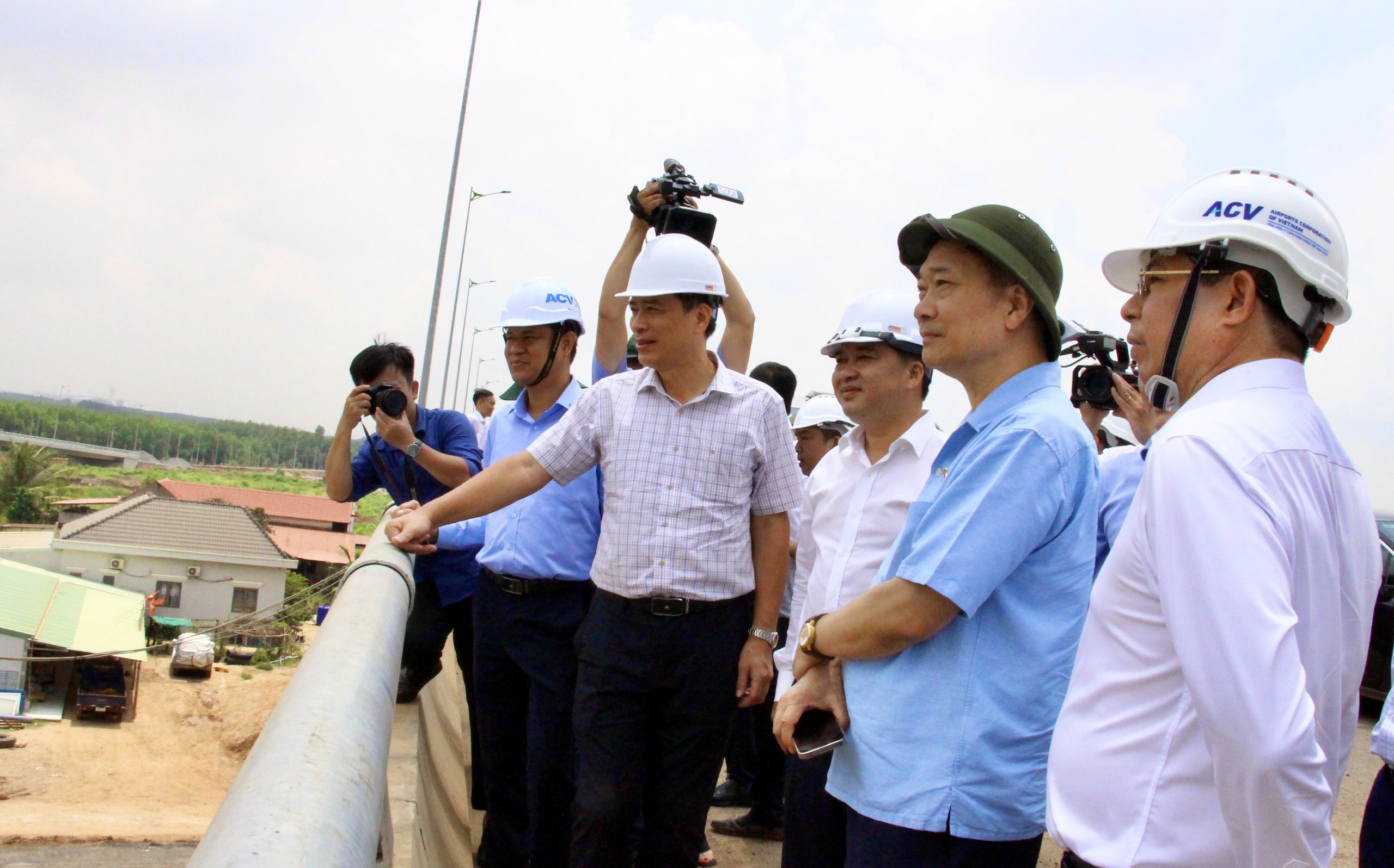Ph&oacute; chủ tịch Quốc hội kiểm tra s&acirc;n bay Long Th&agrave;nh: L&agrave;m nhanh nhưng phải đảm bảo chất lượng- Ảnh 14.