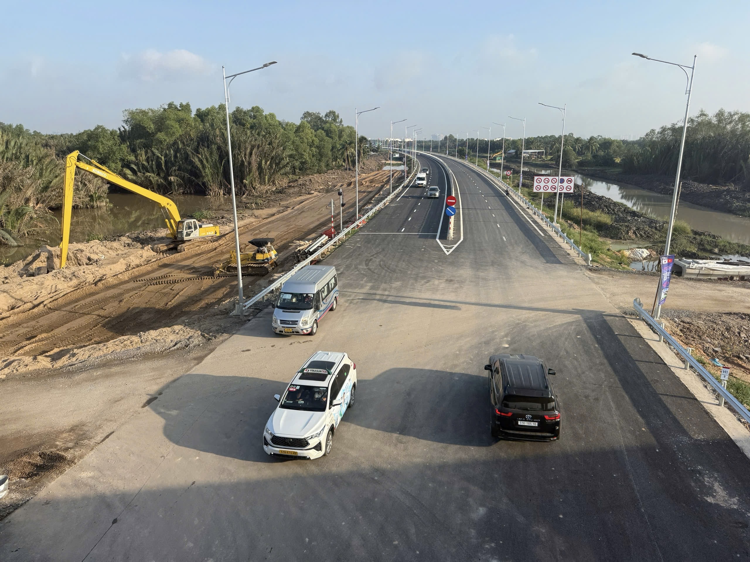 Người dân phấn khởi qua cầu Nhơn Trạch trong ngày đầu thông xe- Ảnh 2. Người dân phấn khởi qua cầu Nhơn Trạch trong ngày đầu thông xe- Ảnh 2.