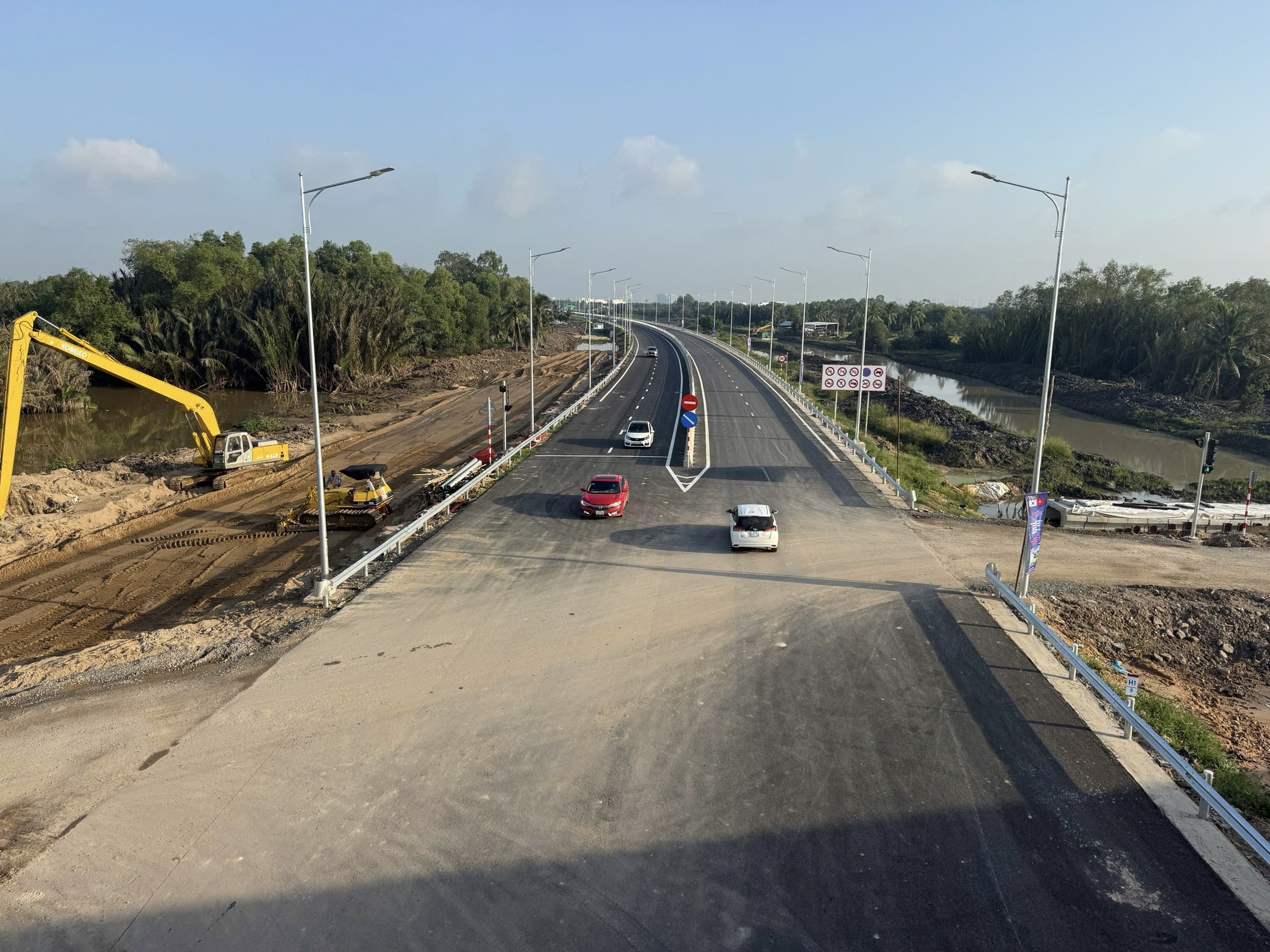 Người dân phấn khởi qua cầu Nhơn Trạch trong ngày đầu thông xe- Ảnh 4. Người dân phấn khởi qua cầu Nhơn Trạch trong ngày đầu thông xe- Ảnh 4.