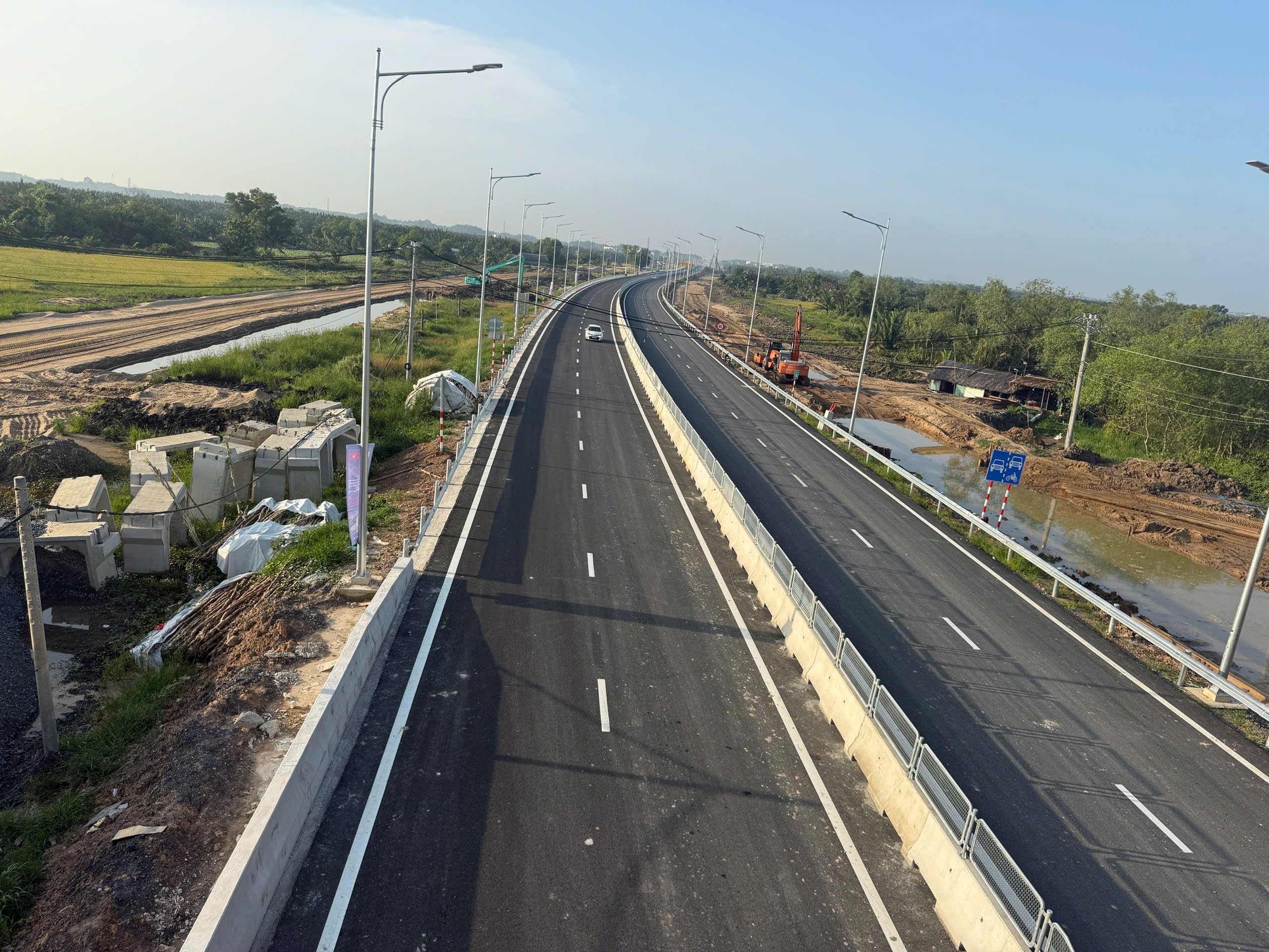 Người dân phấn khởi qua cầu Nhơn Trạch trong ngày đầu thông xe- Ảnh 14. Người dân phấn khởi qua cầu Nhơn Trạch trong ngày đầu thông xe- Ảnh 14.