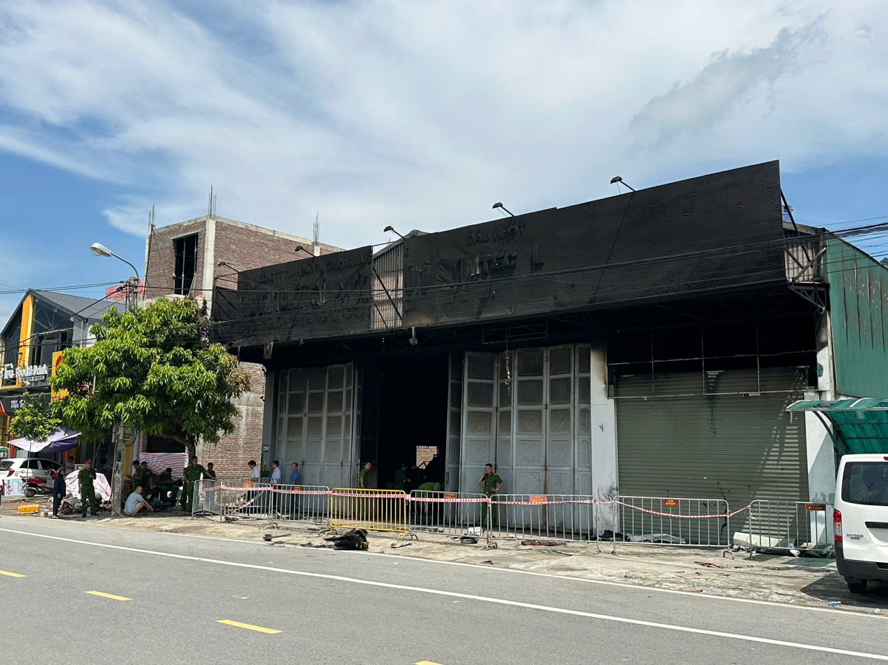 Ch&aacute;y gara &ocirc;t&ocirc; trong đ&ecirc;m ở Ninh B&igrave;nh, một người tử vong, nhiều xe bị thi&ecirc;u rụi- Ảnh 1.