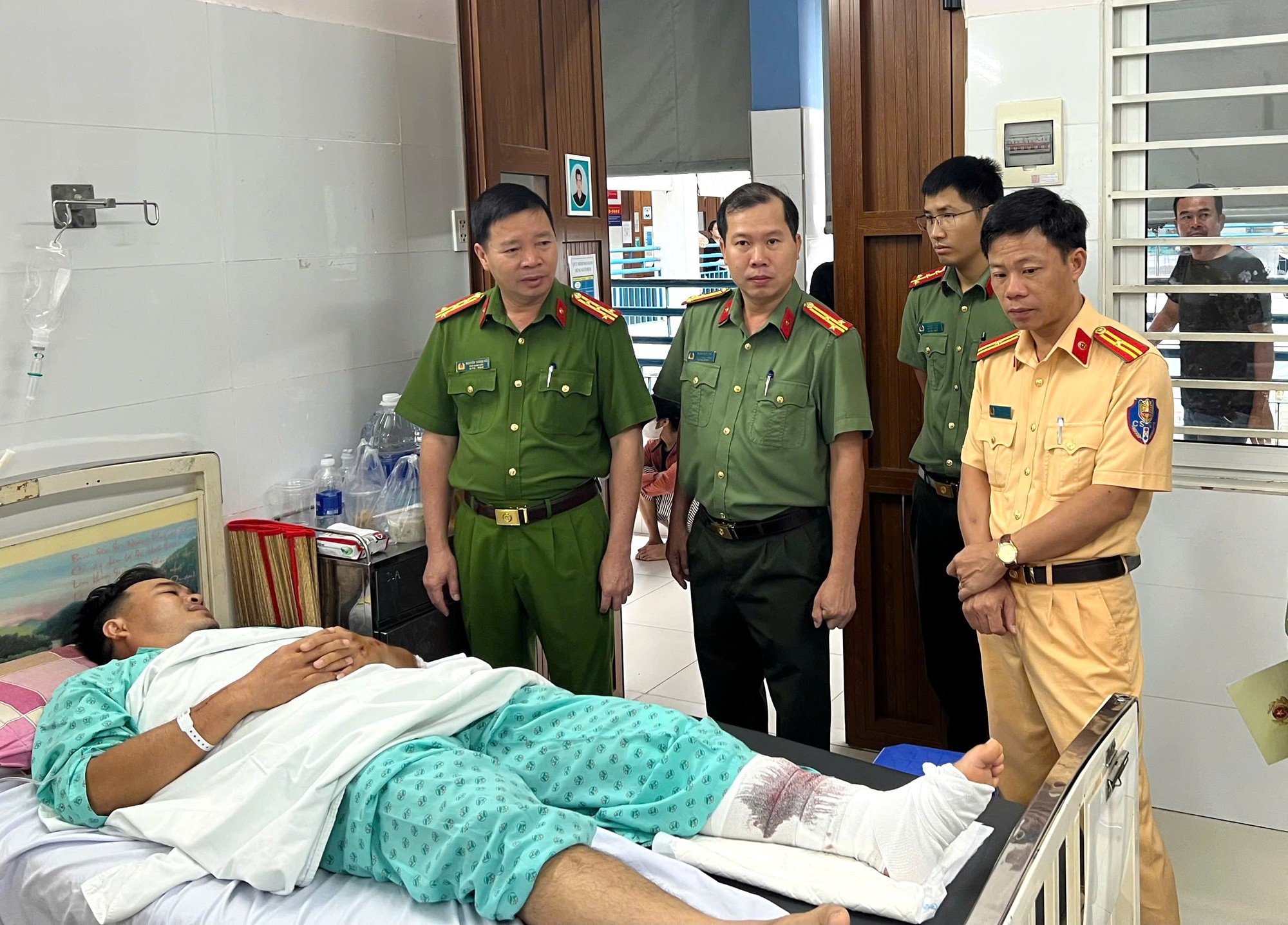 Khởi tố thanh niên lao xe tông gãy chân cảnh sát giao thông- Ảnh 1. Khởi tố thanh niên lao xe tông gãy chân cảnh sát giao thông- Ảnh 1.