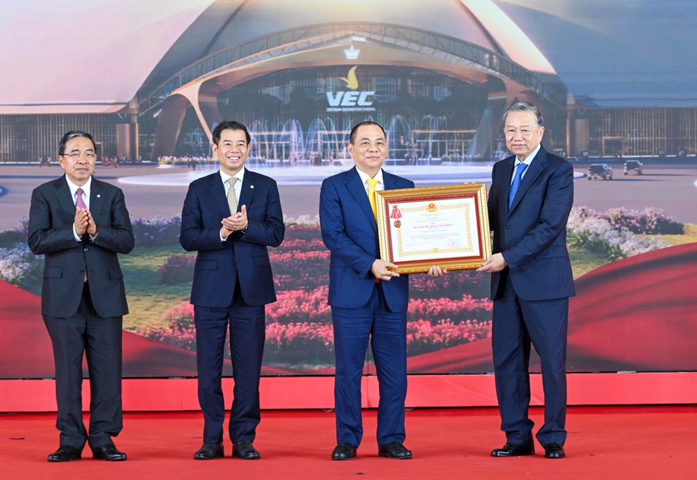 Tập đo&agrave;n Vingroup nhận Hu&acirc;n chương Lao động hạng Nhất- Ảnh 1.
