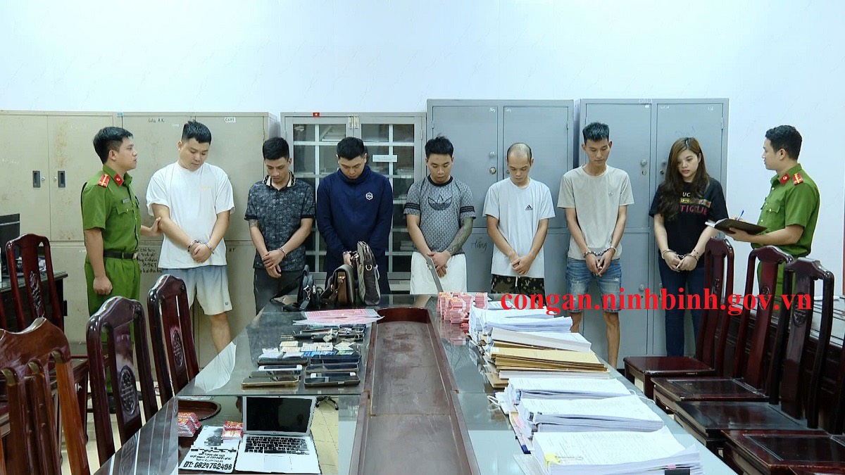 Bắt giữ vợ chồng cầm đầu đường dây "tín dụng đen" trên mạng- Ảnh 1. Bắt giữ vợ chồng cầm đầu đường dây "tín dụng đen" trên mạng- Ảnh 1.