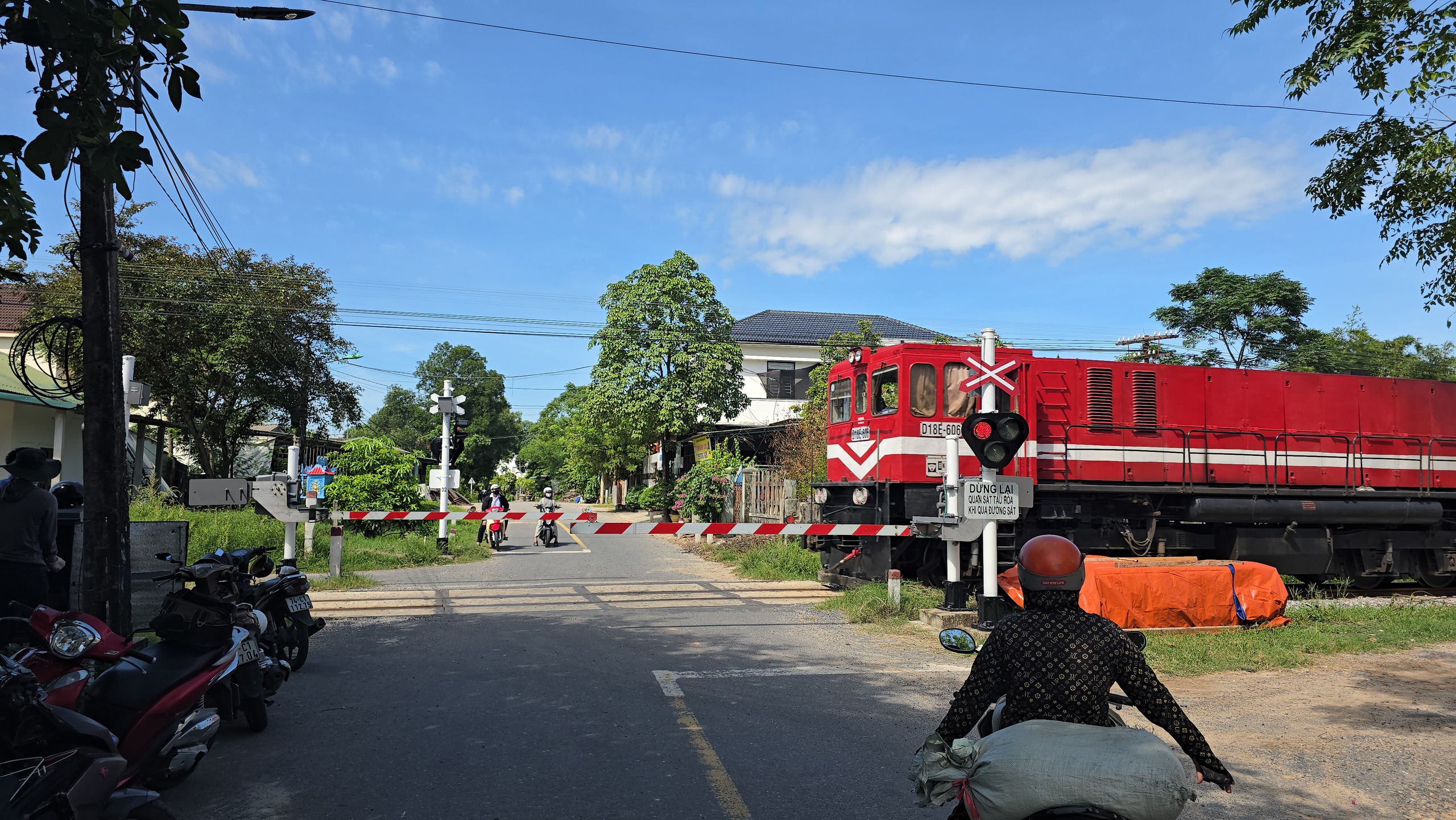 V&igrave; sao cần chắn tự động bất ngờ n&acirc;ng l&ecirc;n khi t&agrave;u đang lao tới đường ngang ở Quảng Trị?- Ảnh 3.