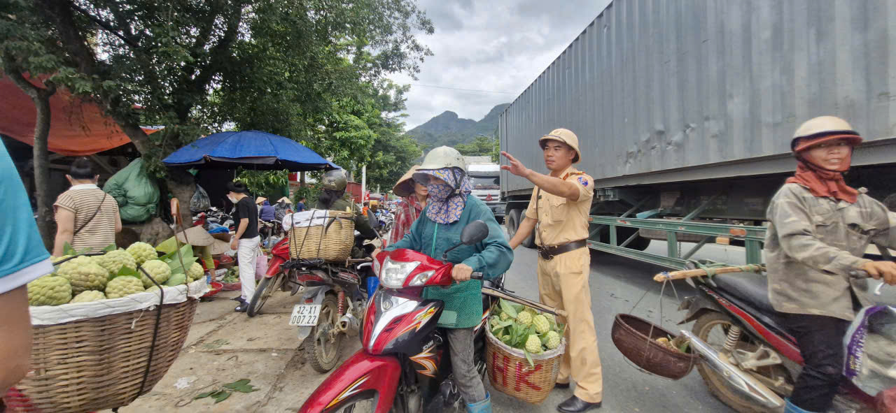 Na vào chính vụ, CSGT Lạng Sơn tất bật hỗ trợ người dân tiêu thụ- Ảnh 9. Na vào chính vụ, CSGT Lạng Sơn tất bật hỗ trợ người dân tiêu thụ- Ảnh 9.