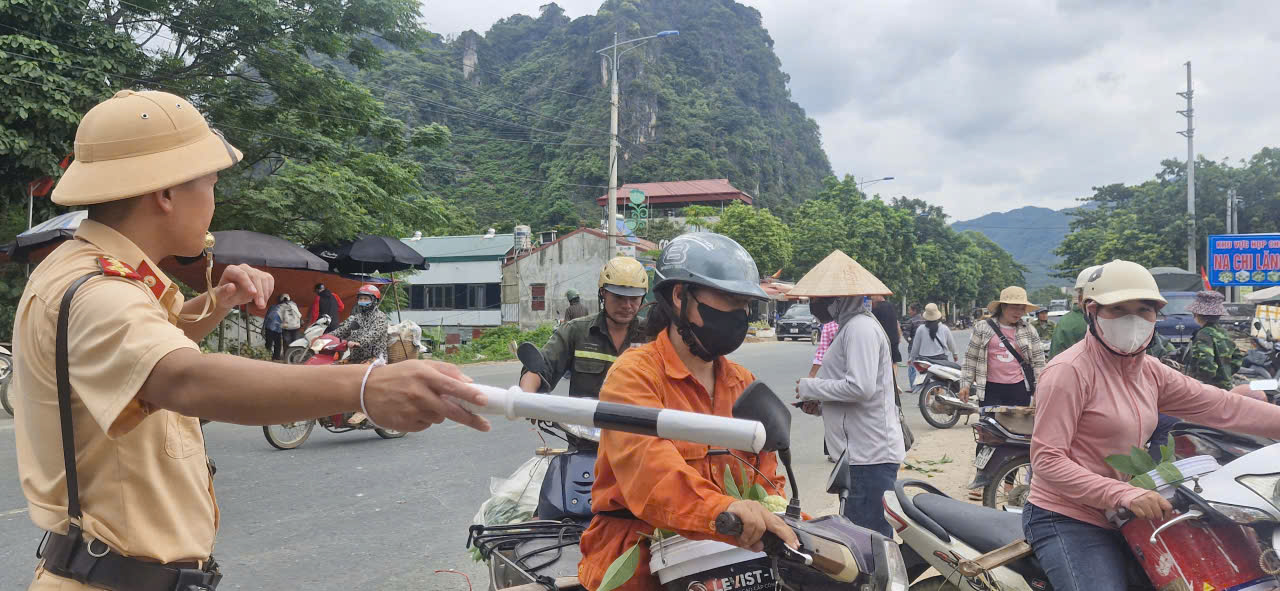 Na vào chính vụ, CSGT Lạng Sơn tất bật hỗ trợ người dân tiêu thụ- Ảnh 7. Na vào chính vụ, CSGT Lạng Sơn tất bật hỗ trợ người dân tiêu thụ- Ảnh 7.
