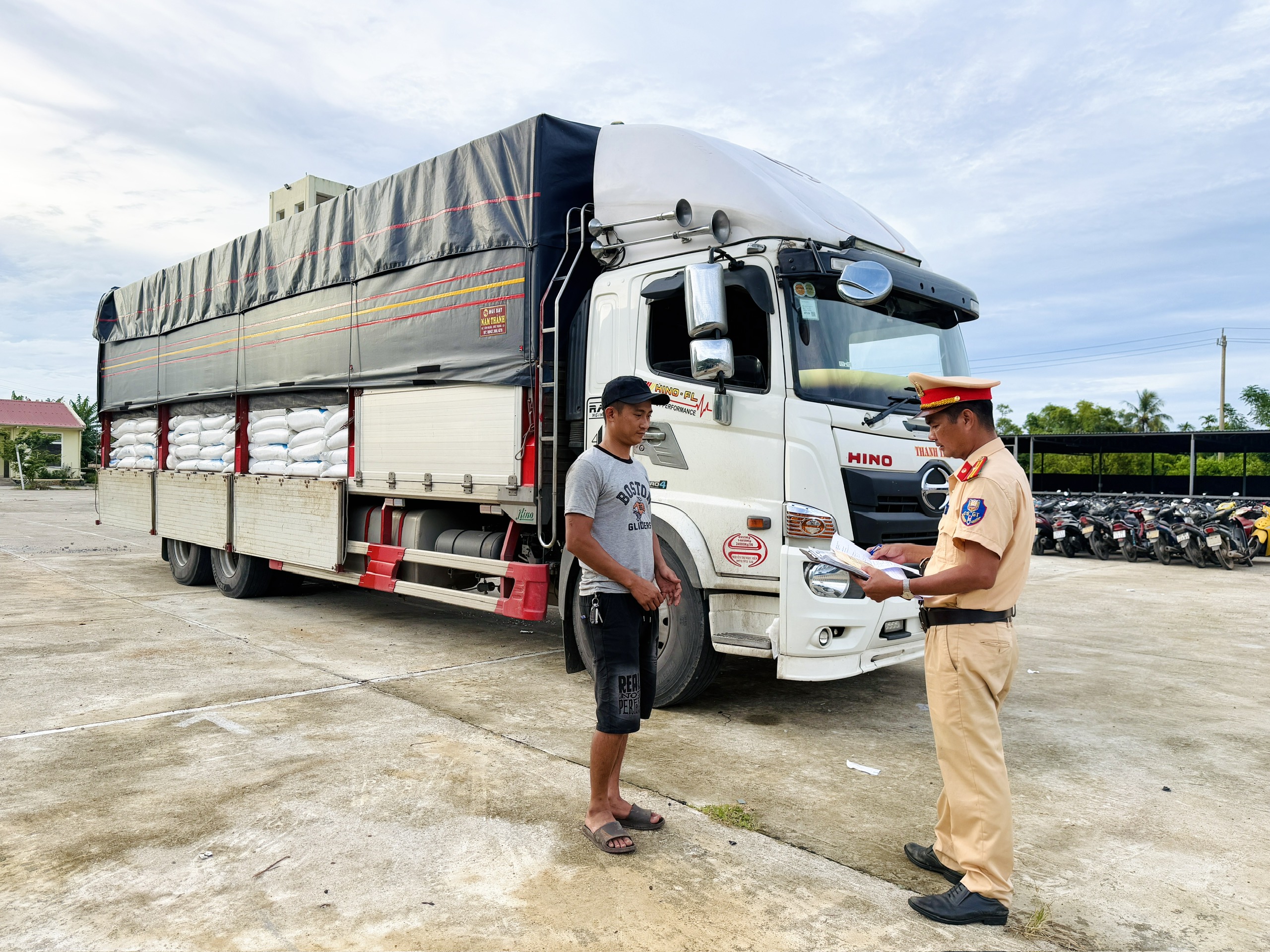 Huế: Ph&aacute;t hiện xe tải chở 30 tấn đường trắng kh&ocirc;ng r&otilde; nguồn gốc tr&ecirc;n đường đi ti&ecirc;u thụ- Ảnh 1.