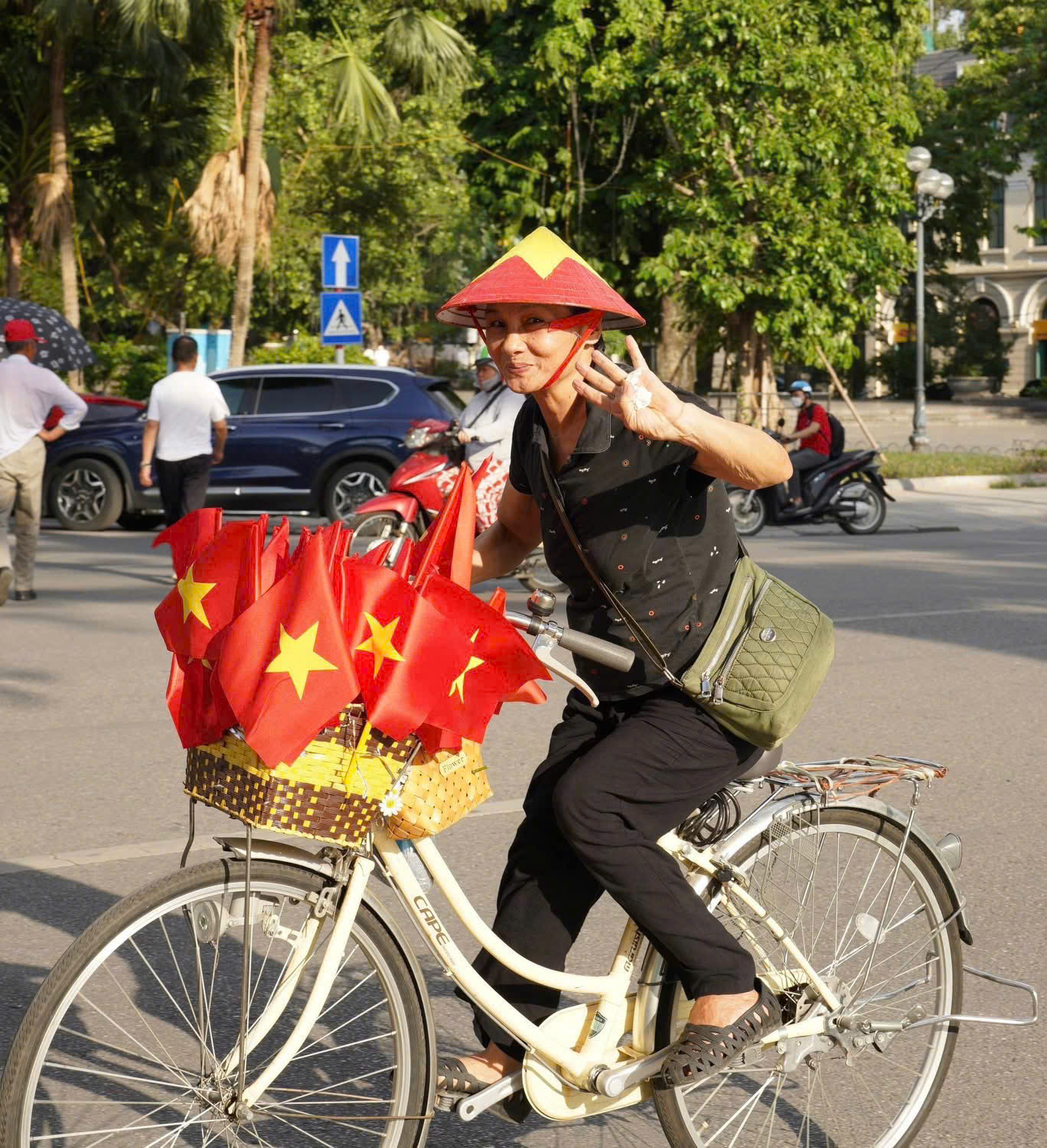 H&agrave; Nội: Phố cổ rợp cờ hoa, du kh&aacute;ch chen ch&acirc;n, h&agrave;o hứng check-in- Ảnh 9.