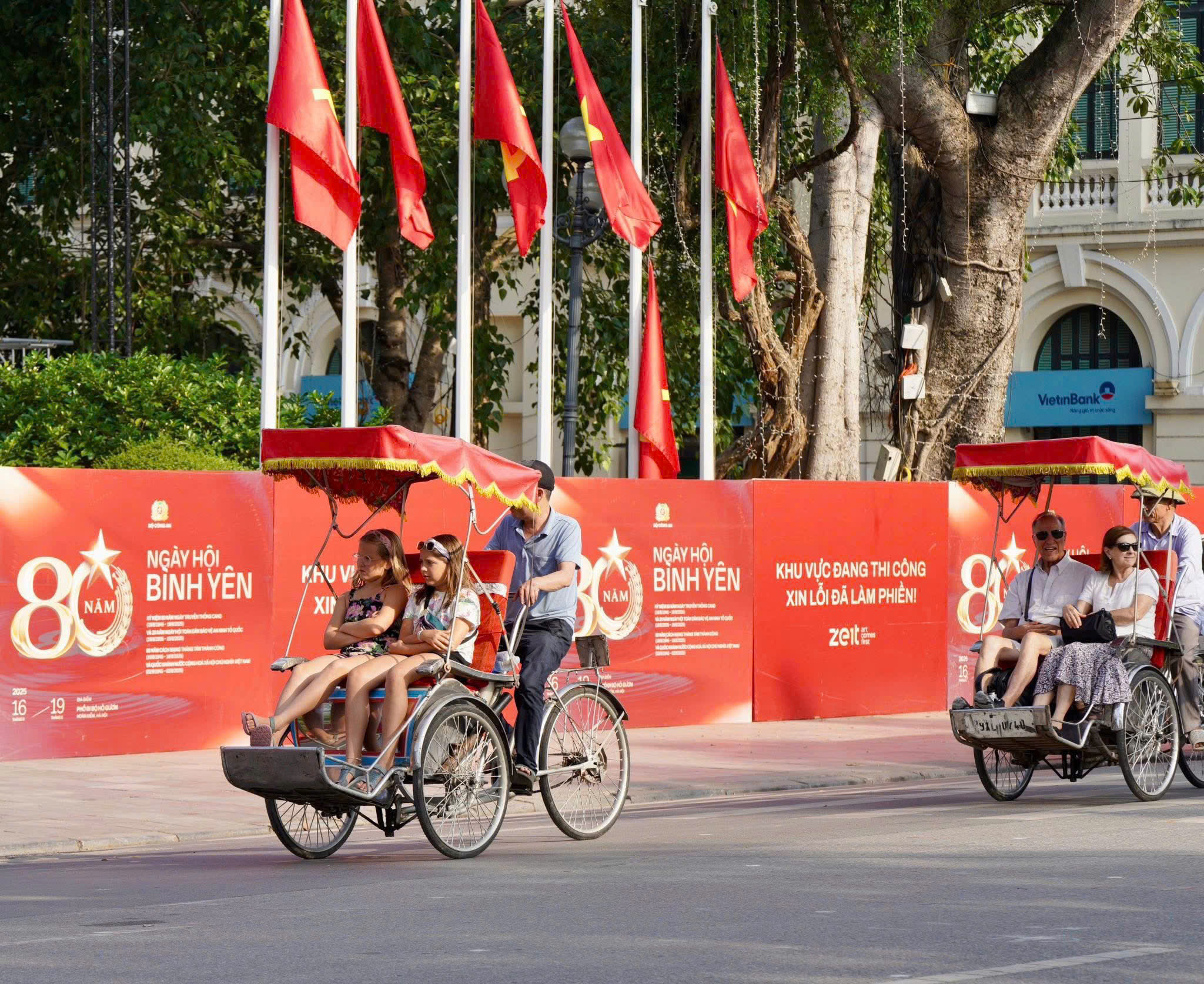 H&agrave; Nội: Phố cổ rợp cờ hoa, du kh&aacute;ch chen ch&acirc;n, h&agrave;o hứng check-in- Ảnh 11.