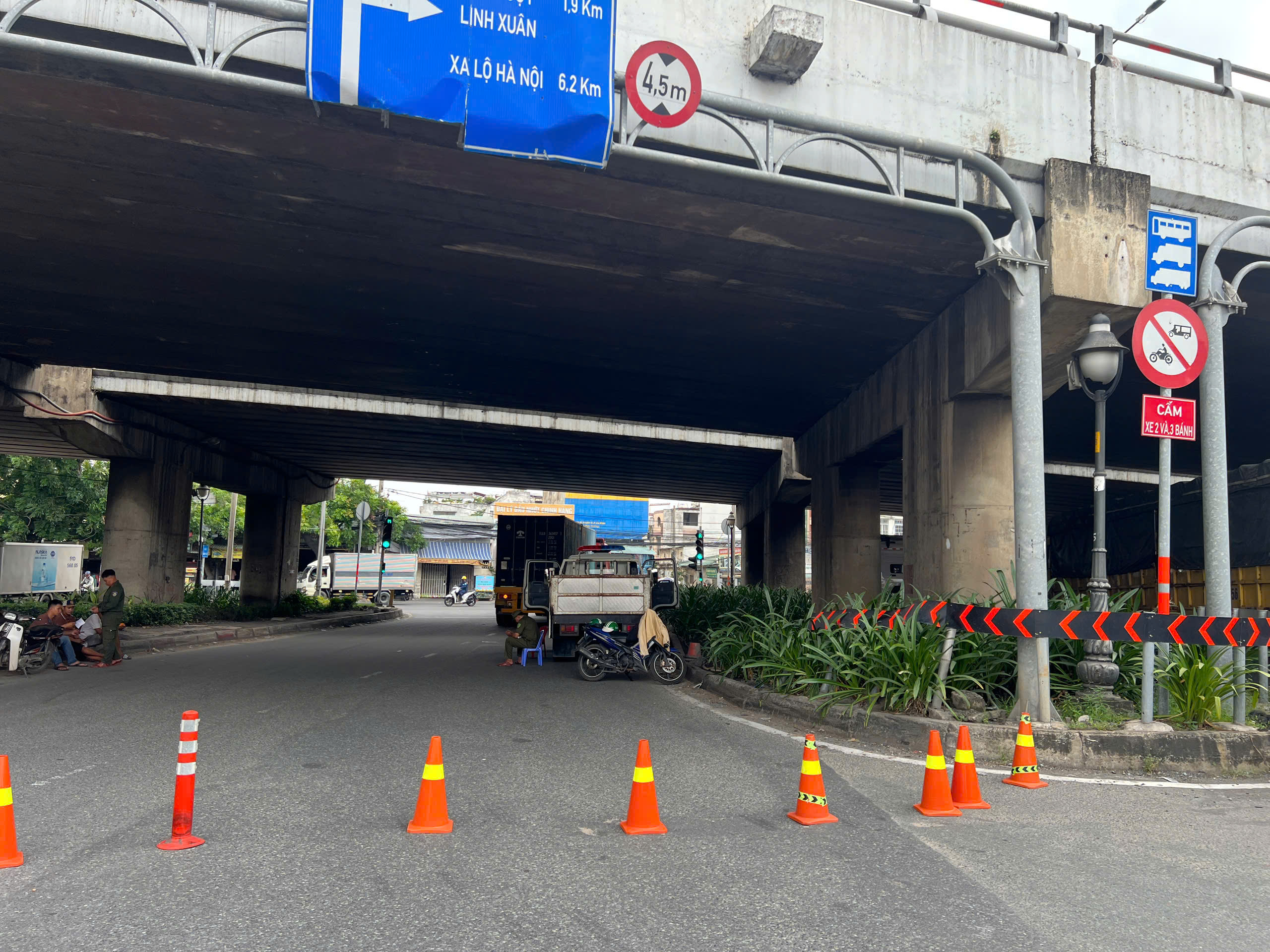 Xe container va chạm xe m&aacute;y, cụ &ocirc;ng 76 tuổi tử vong- Ảnh 1.