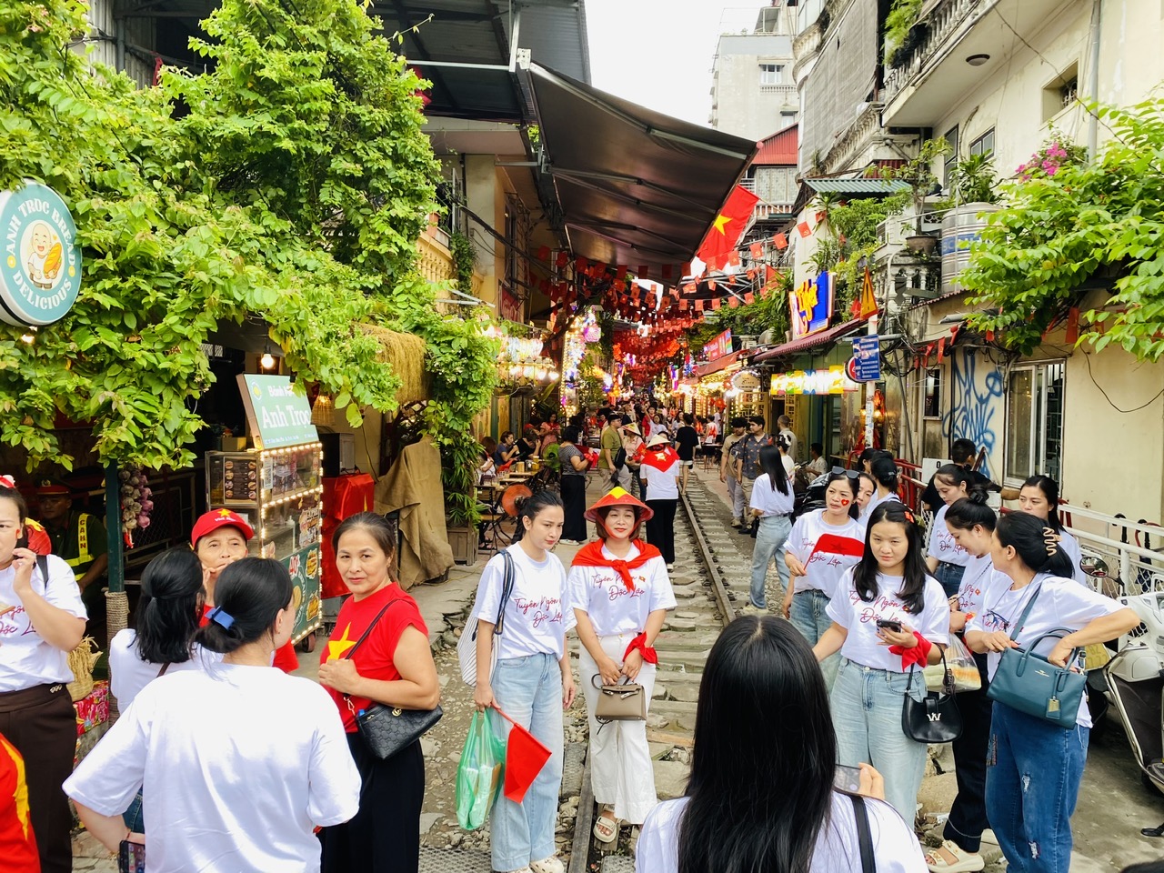 Người d&acirc;n h&aacute;o hức, đứng k&iacute;n đường xem tổng hợp luyện diễu binh, diễu h&agrave;nh- Ảnh 11.