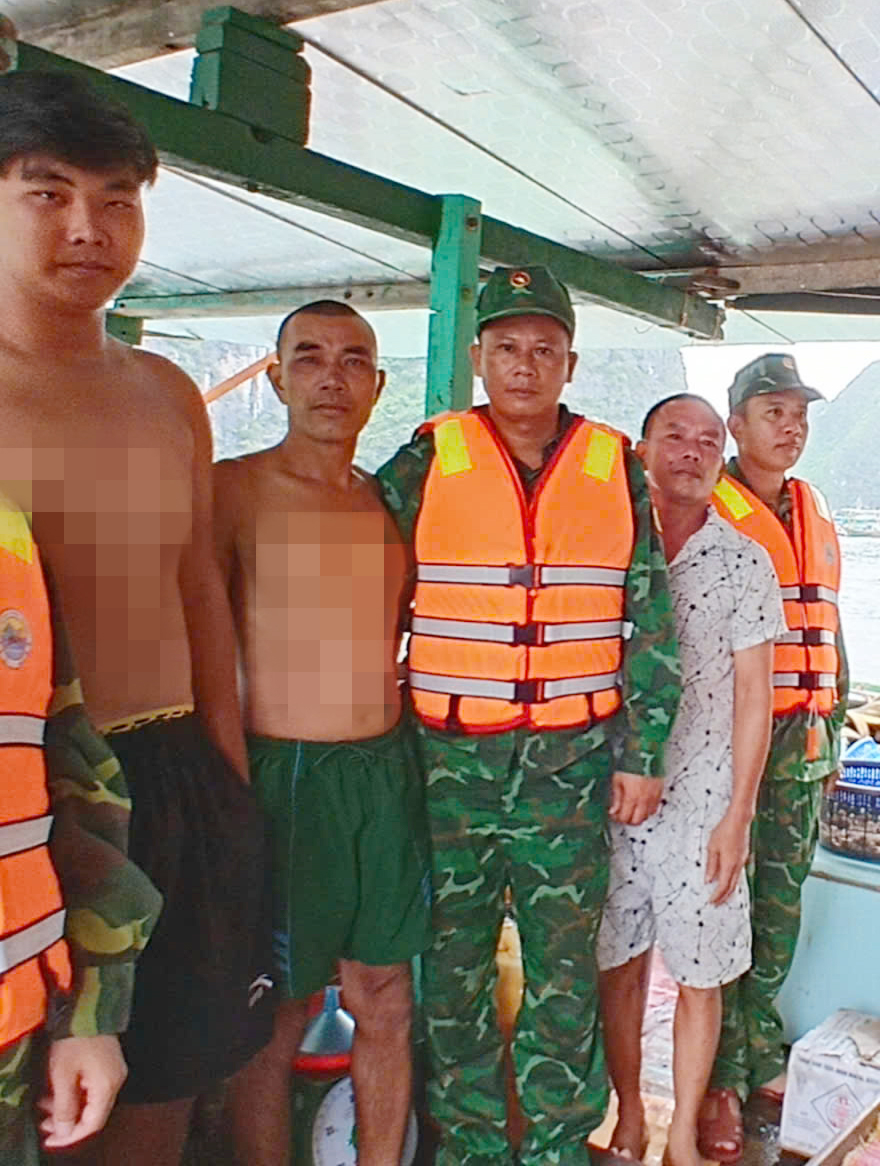Cứu th&agrave;nh c&ocirc;ng 3 ngư d&acirc;n bị lật t&agrave;u tr&ecirc;n biển ở Quảng Ninh- Ảnh 1.