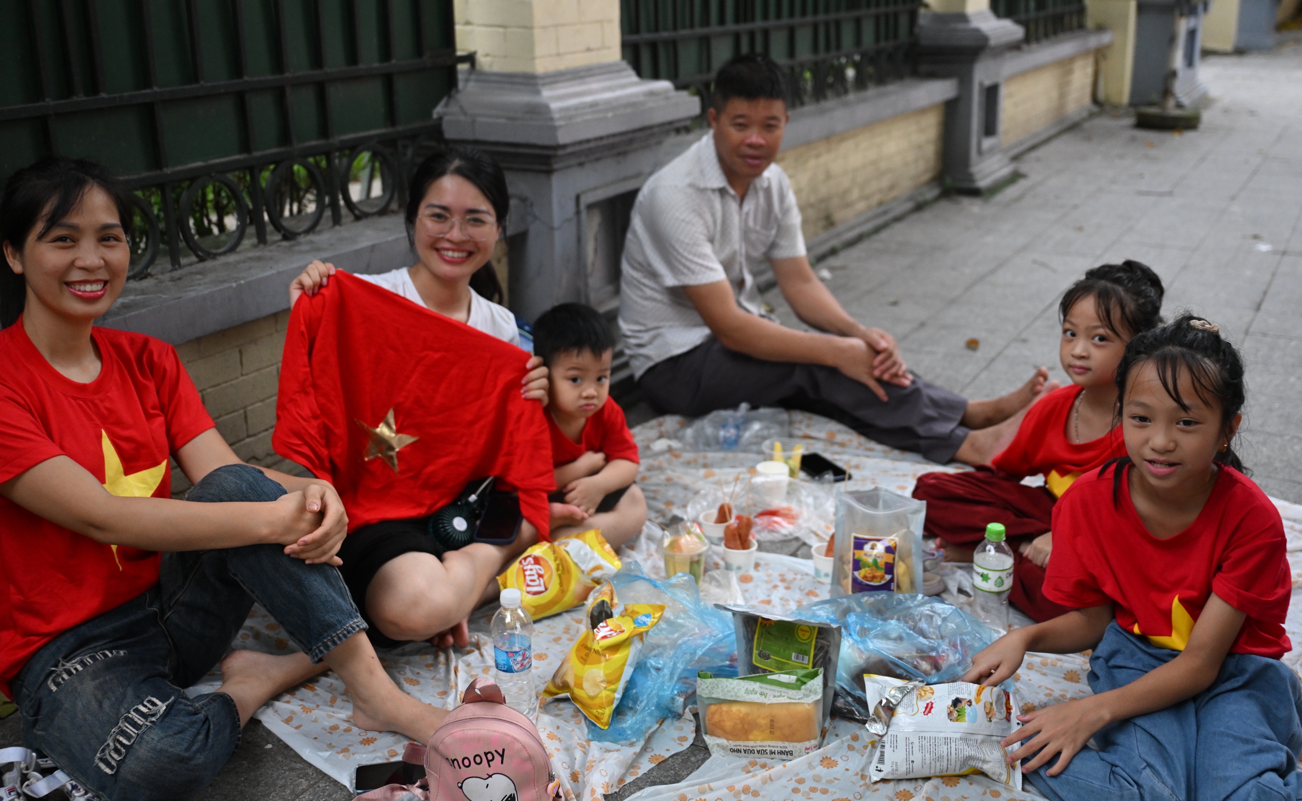 Người d&acirc;n chen ch&acirc;n xem tổng hợp luyện diễu binh, diễu h&agrave;nh tại Quảng trường Ba Đ&igrave;nh- Ảnh 23.