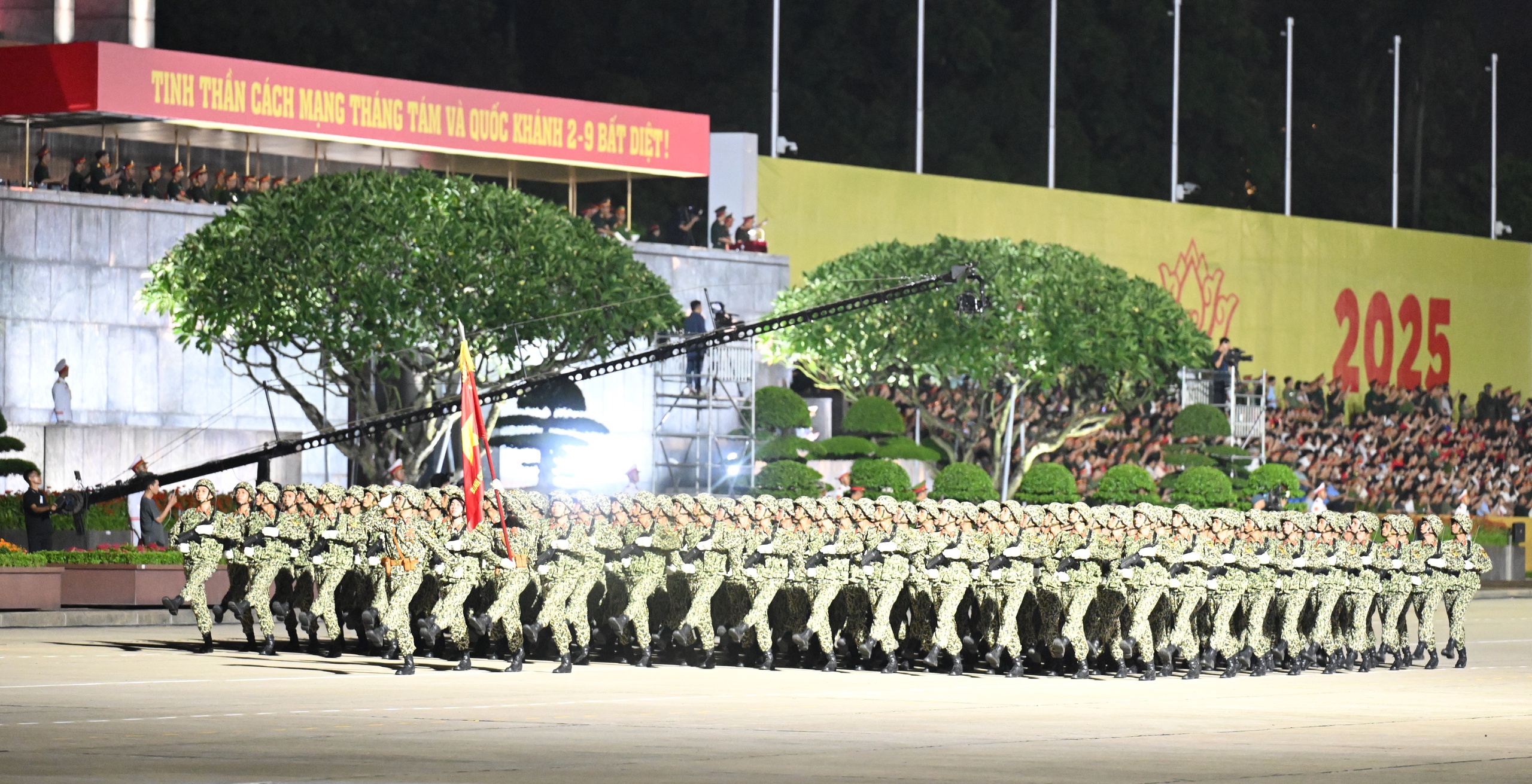 Người d&acirc;n chen ch&acirc;n xem tổng hợp luyện diễu binh, diễu h&agrave;nh tại Quảng trường Ba Đ&igrave;nh- Ảnh 9.
