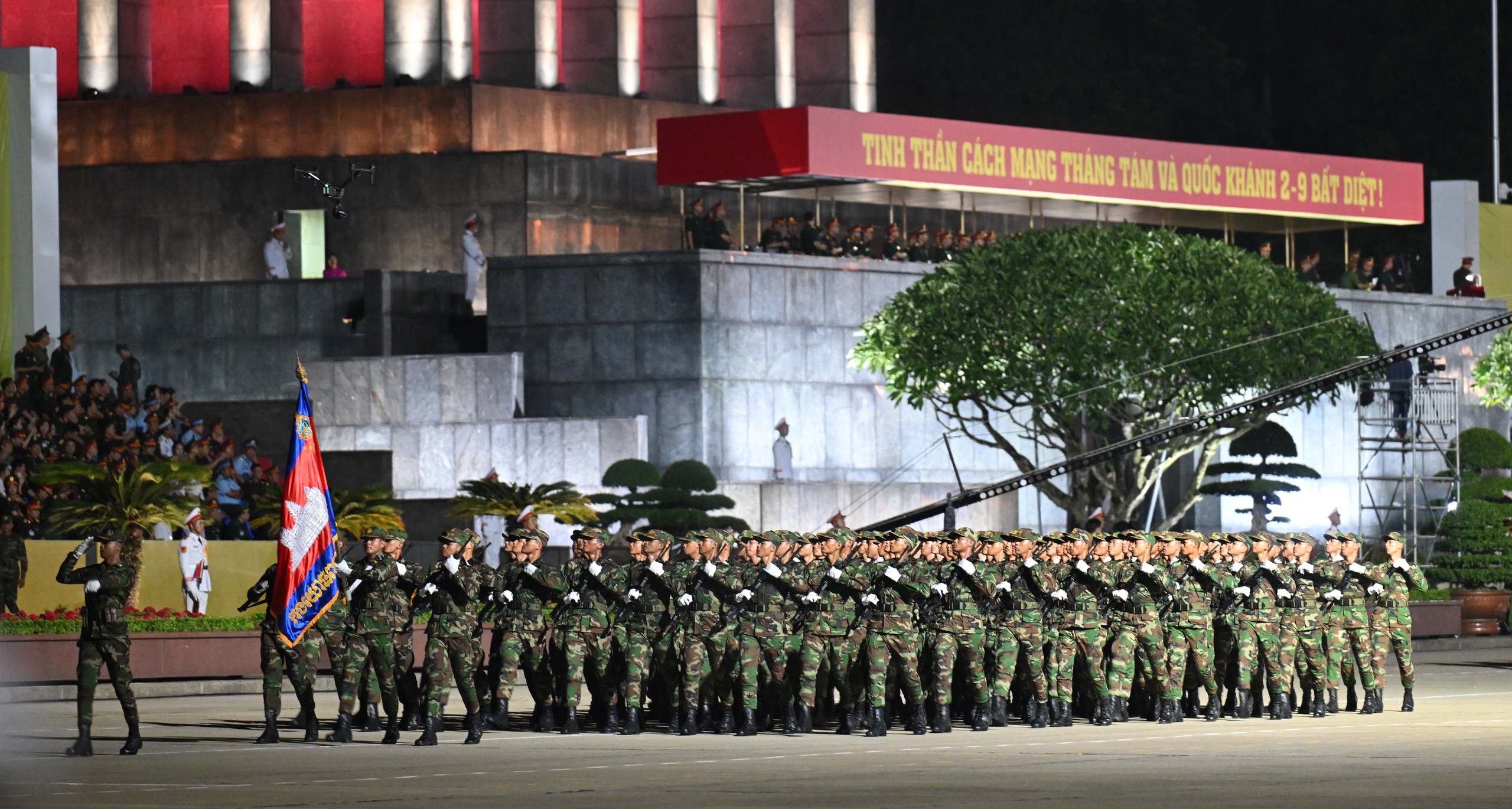 Người d&acirc;n chen ch&acirc;n xem tổng hợp luyện diễu binh, diễu h&agrave;nh tại Quảng trường Ba Đ&igrave;nh- Ảnh 8.