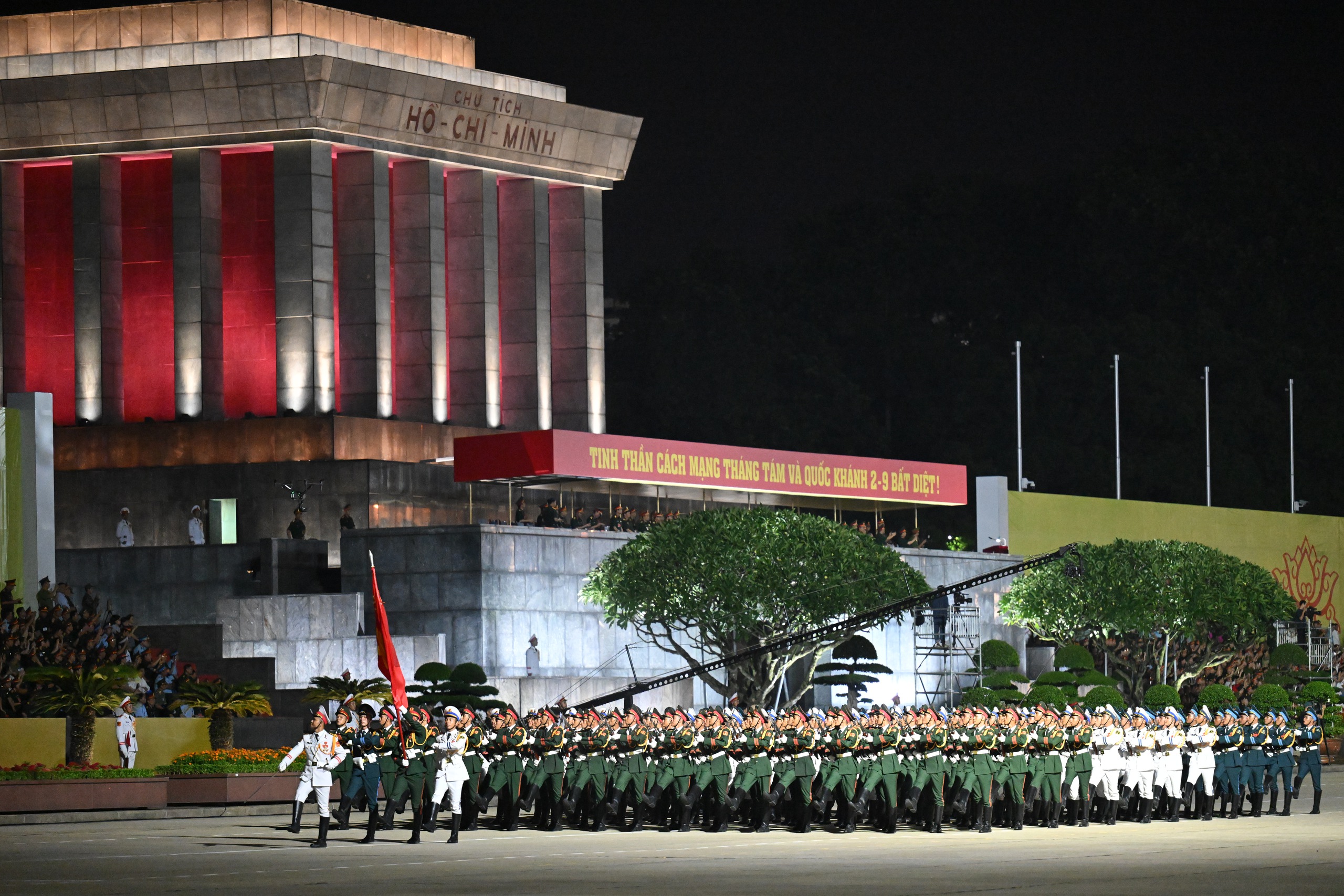 Người d&acirc;n chen ch&acirc;n xem tổng hợp luyện diễu binh, diễu h&agrave;nh tại Quảng trường Ba Đ&igrave;nh- Ảnh 4.