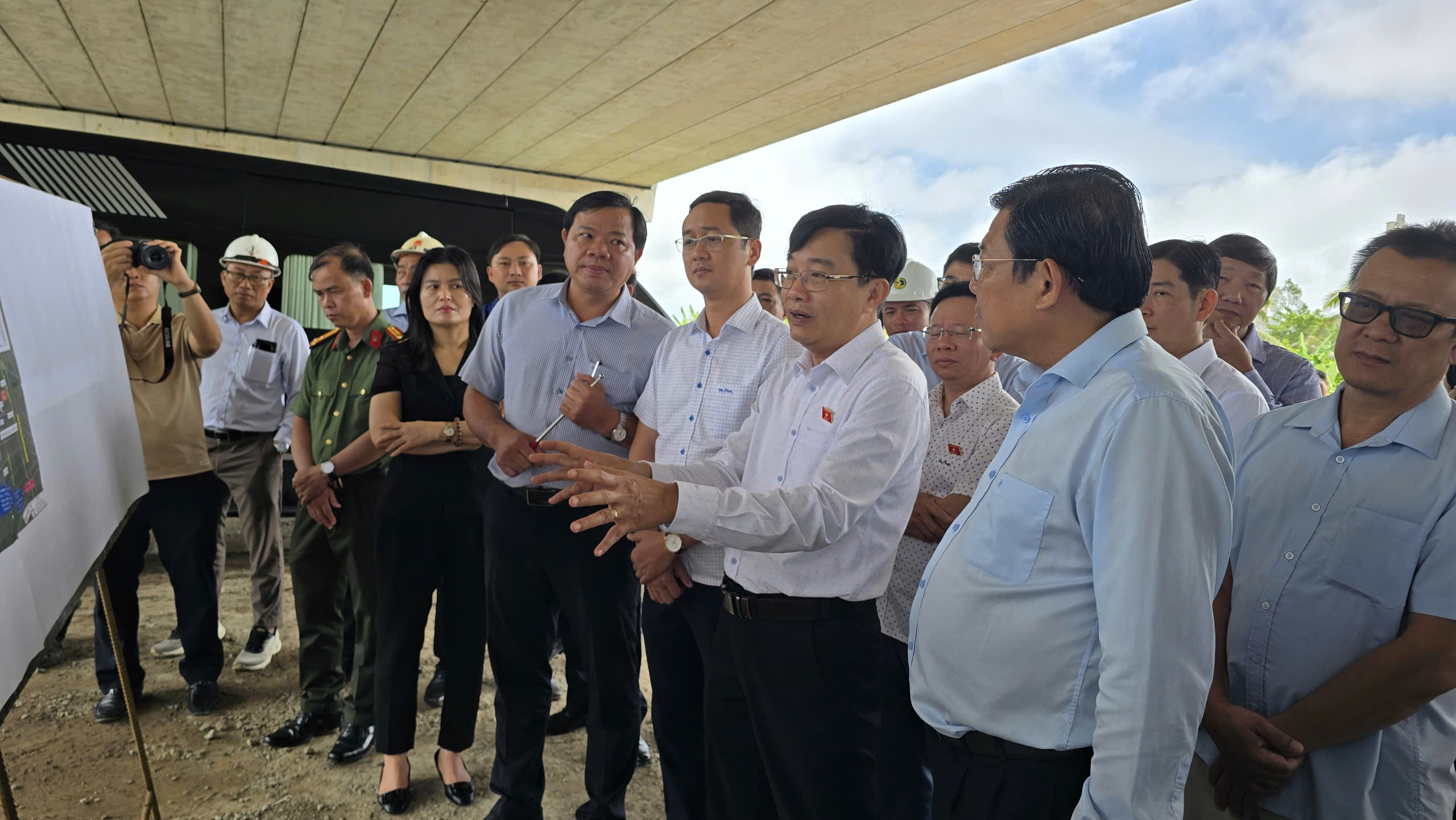 Đo&agrave;n c&ocirc;ng t&aacute;c Quốc hội khảo s&aacute;t dự &aacute;n cao tốc Ch&acirc;u Đốc - Cần Thơ - S&oacute;c Trăng tại An Giang- Ảnh 1.