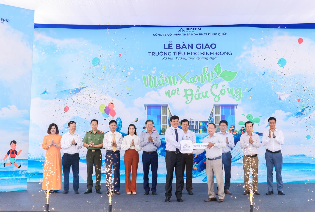 H&ograve;a Ph&aacute;t b&agrave;n giao ng&ocirc;i trường trị gi&aacute; 42 tỷ đồng cho tỉnh Quảng Ng&atilde;i- Ảnh 2.