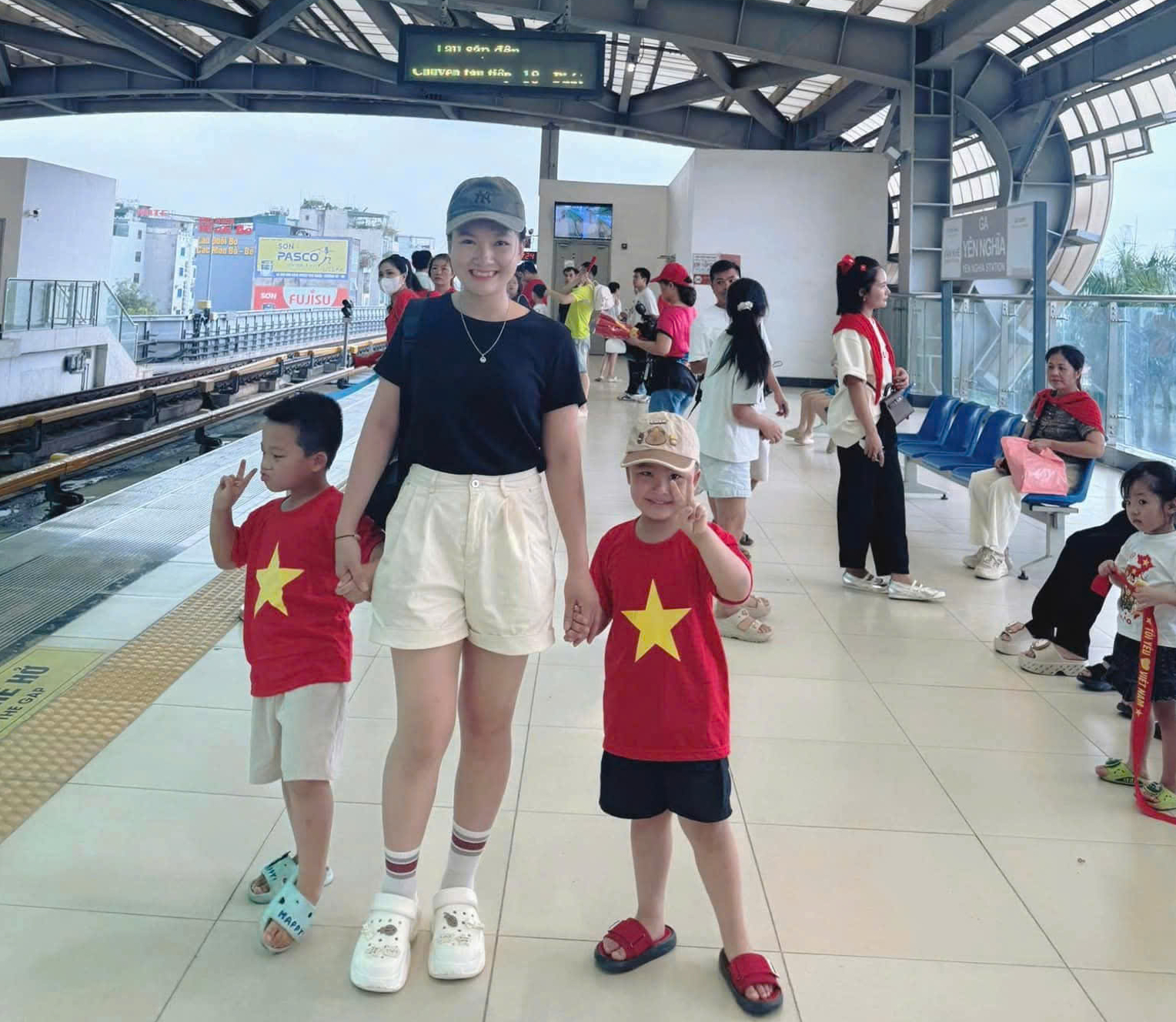 T&agrave;u C&aacute;t Linh - H&agrave; Đ&ocirc;ng k&iacute;n chỗ, h&agrave;nh kh&aacute;ch nườm nượp đi xem hợp luyện diễu binh- Ảnh 10.