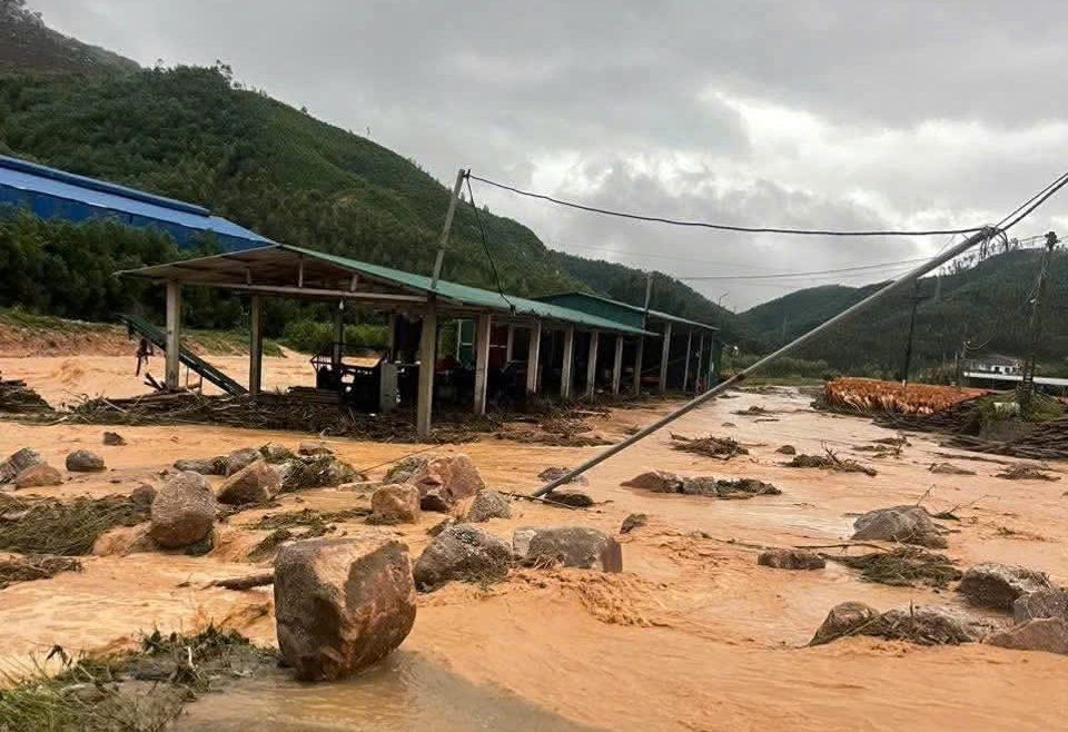 Mưa lớn k&eacute;o d&agrave;i suốt đ&ecirc;m, nhiều x&atilde; v&ugrave;ng cao Bắc Ninh bị chia cắt- Ảnh 1.