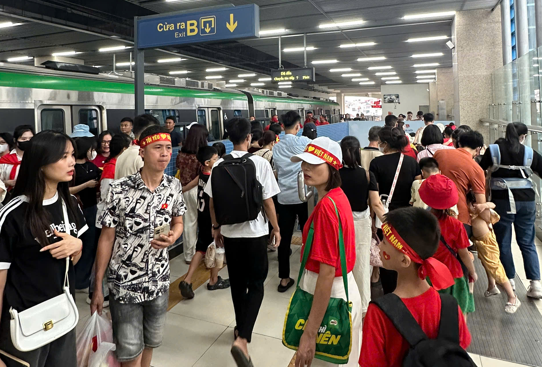 T&agrave;u C&aacute;t Linh - H&agrave; Đ&ocirc;ng k&iacute;n chỗ, h&agrave;nh kh&aacute;ch nườm nượp đi xem hợp luyện diễu binh- Ảnh 4.