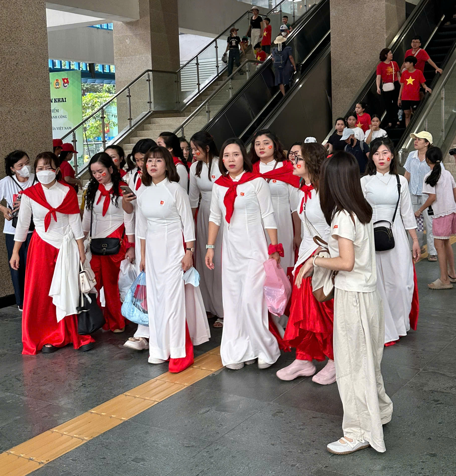 T&agrave;u C&aacute;t Linh - H&agrave; Đ&ocirc;ng k&iacute;n chỗ, h&agrave;nh kh&aacute;ch nườm nượp đi xem hợp luyện diễu binh- Ảnh 9.