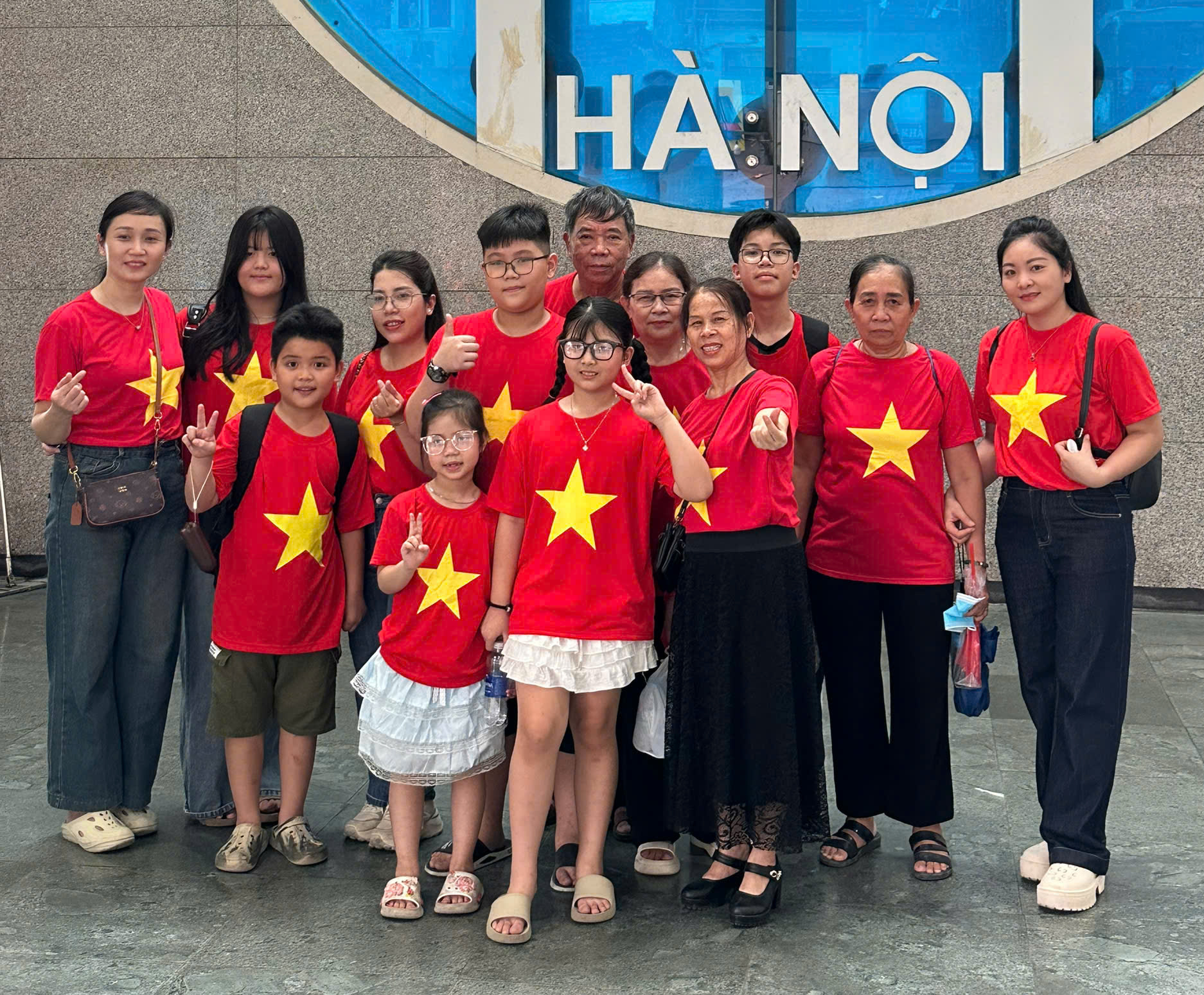 T&agrave;u C&aacute;t Linh - H&agrave; Đ&ocirc;ng k&iacute;n chỗ, h&agrave;nh kh&aacute;ch nườm nượp đi xem hợp luyện diễu binh- Ảnh 8.