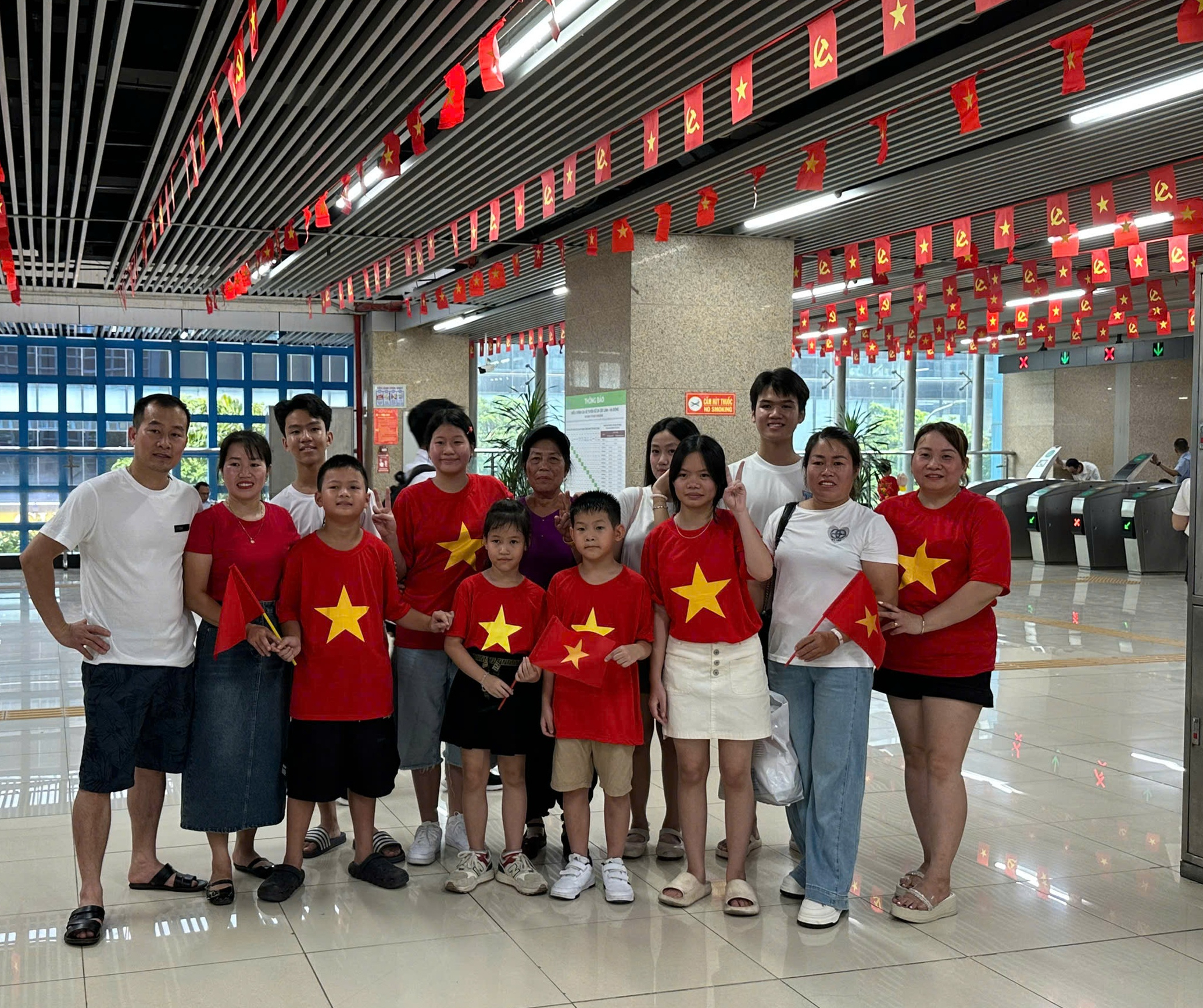 T&agrave;u C&aacute;t Linh - H&agrave; Đ&ocirc;ng k&iacute;n chỗ, h&agrave;nh kh&aacute;ch nườm nượp đi xem hợp luyện diễu binh- Ảnh 7.