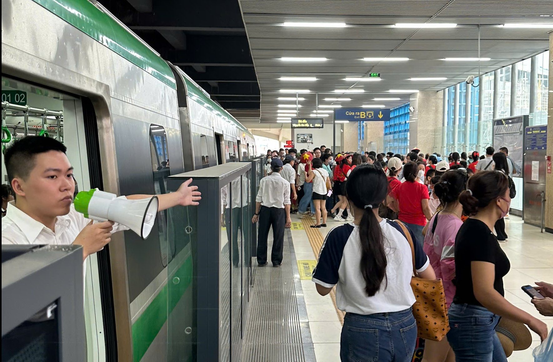 T&agrave;u C&aacute;t Linh - H&agrave; Đ&ocirc;ng k&iacute;n chỗ, h&agrave;nh kh&aacute;ch nườm nượp đi xem hợp luyện diễu binh- Ảnh 5.