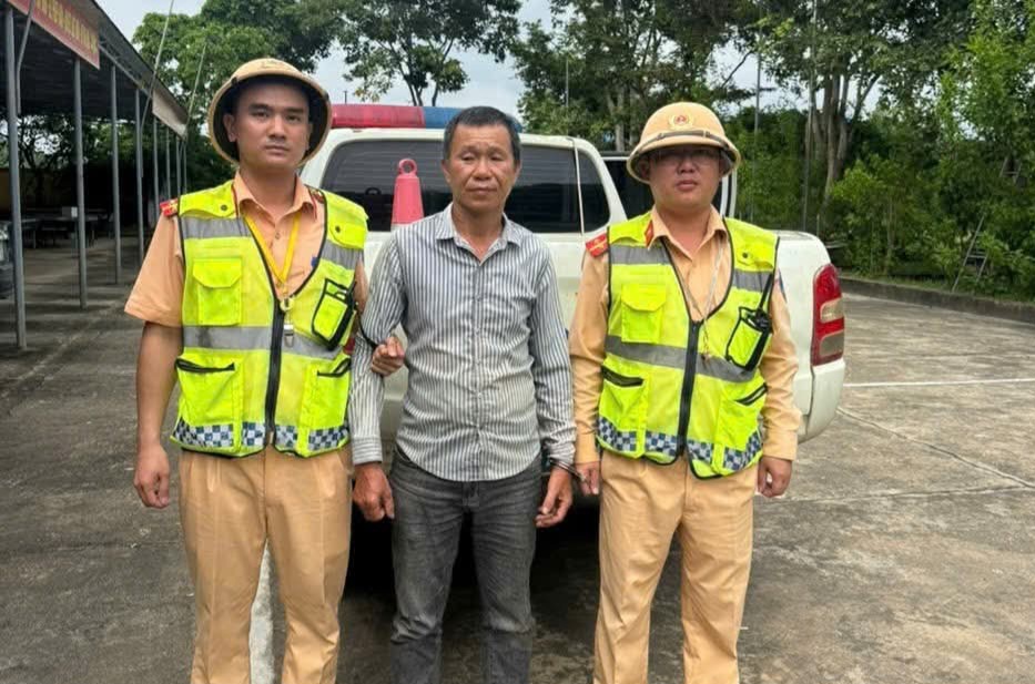 Bắt giữ đối tượng người nước ngo&agrave;i trốn lệnh truy bắt khi đi qua Nghệ An- Ảnh 1.