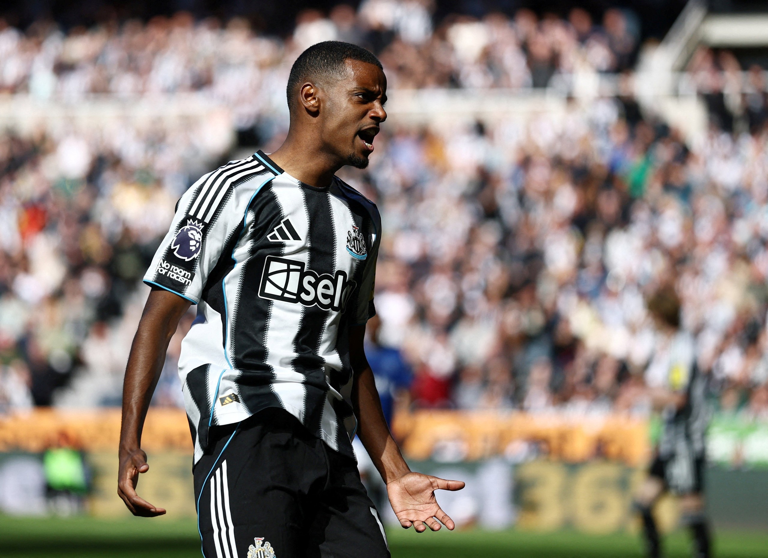 Alexander Isak tự l&agrave;m kh&oacute; m&igrave;nh v&igrave; &ldquo;trở mặt&rdquo; với Newcastle?- Ảnh 2.