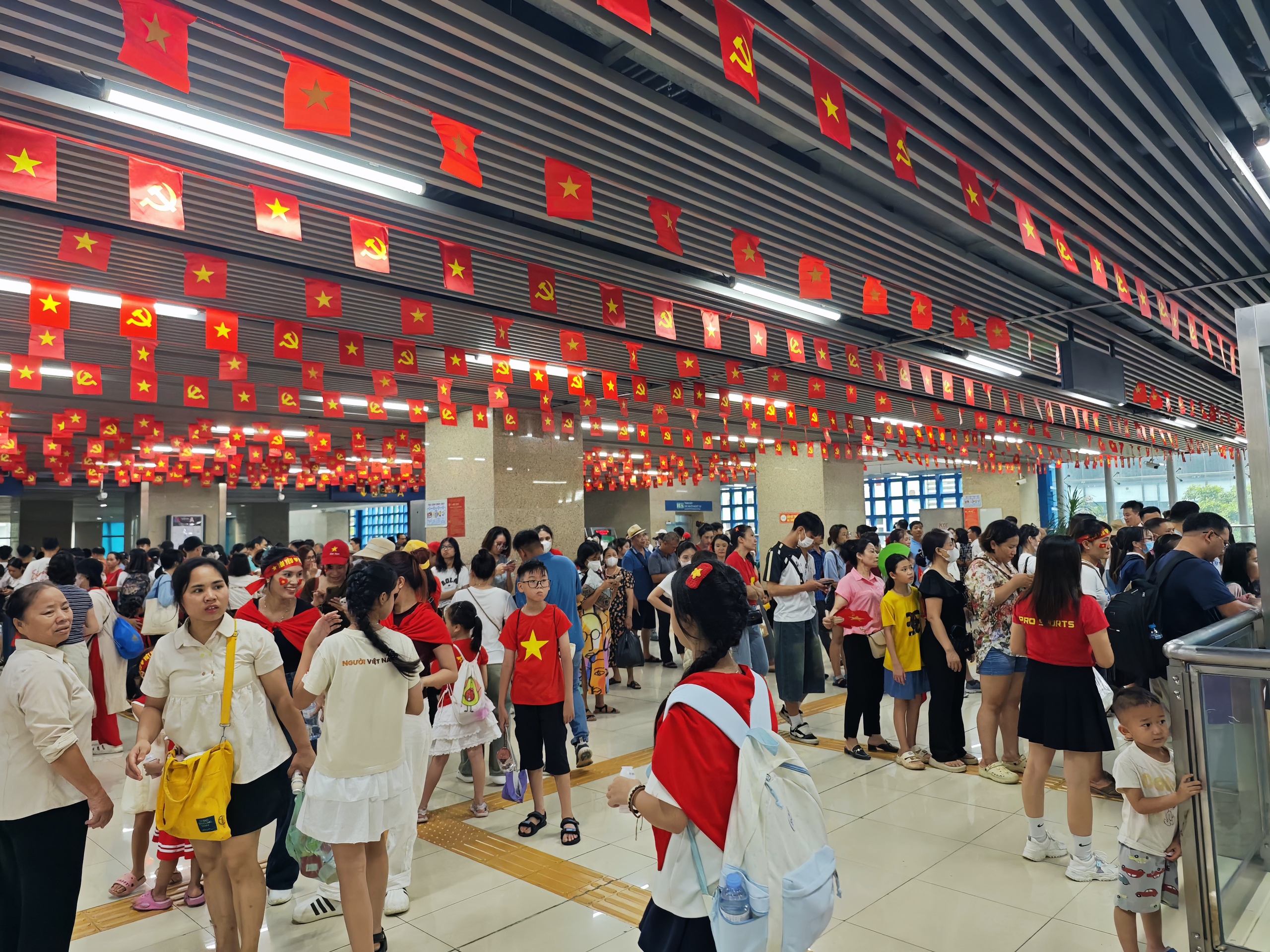 T&agrave;u C&aacute;t Linh - H&agrave; Đ&ocirc;ng k&iacute;n chỗ, h&agrave;nh kh&aacute;ch nườm nượp đi xem hợp luyện diễu binh- Ảnh 11.