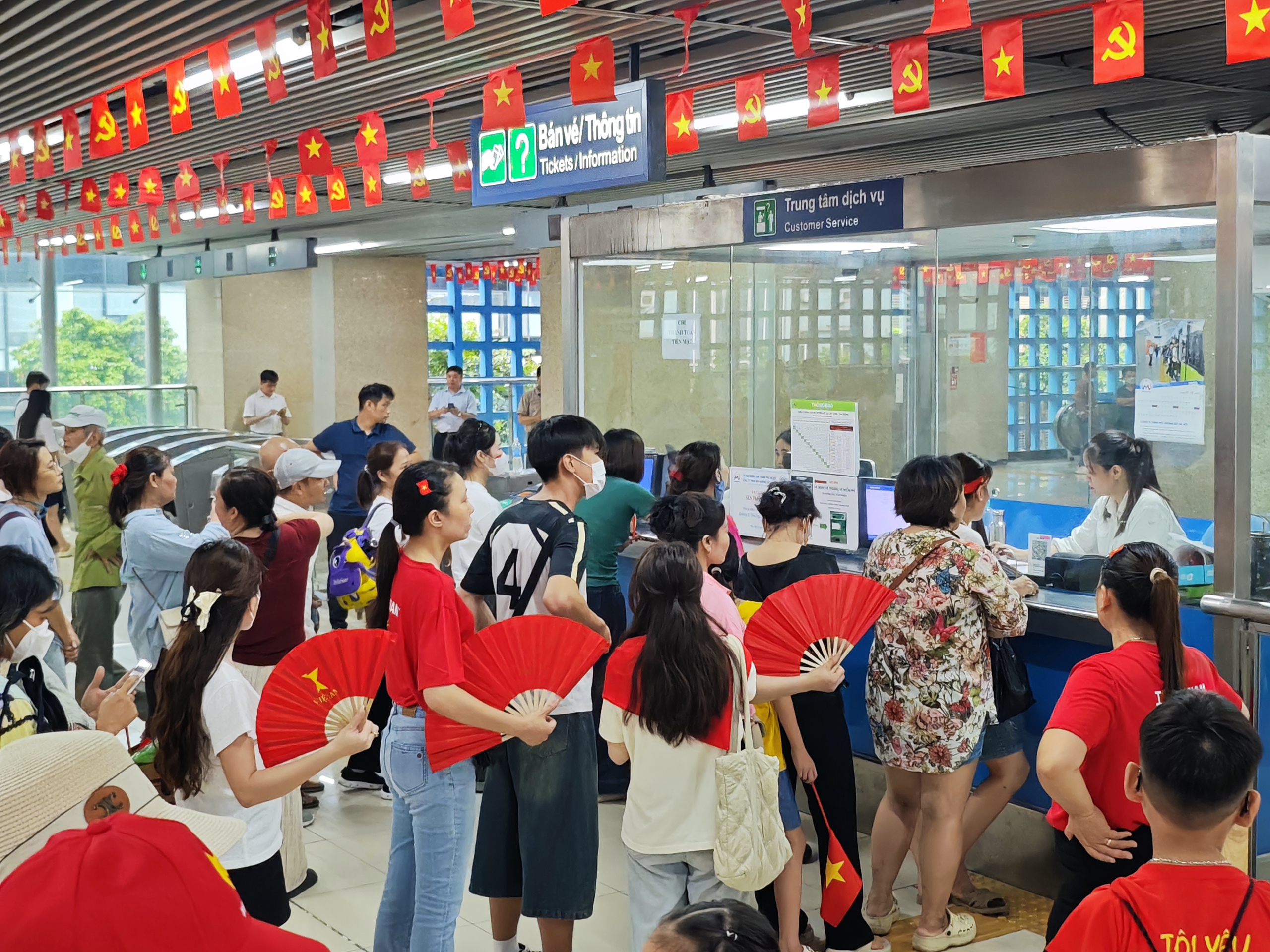 T&agrave;u C&aacute;t Linh - H&agrave; Đ&ocirc;ng k&iacute;n chỗ, h&agrave;nh kh&aacute;ch nườm nượp đi xem hợp luyện diễu binh- Ảnh 2.