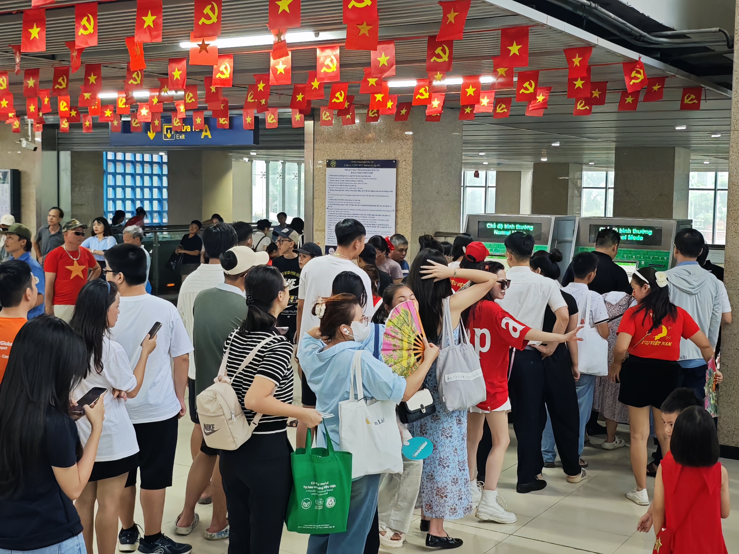 T&agrave;u C&aacute;t Linh - H&agrave; Đ&ocirc;ng k&iacute;n chỗ, h&agrave;nh kh&aacute;ch nườm nượp đi xem hợp luyện diễu binh- Ảnh 1.