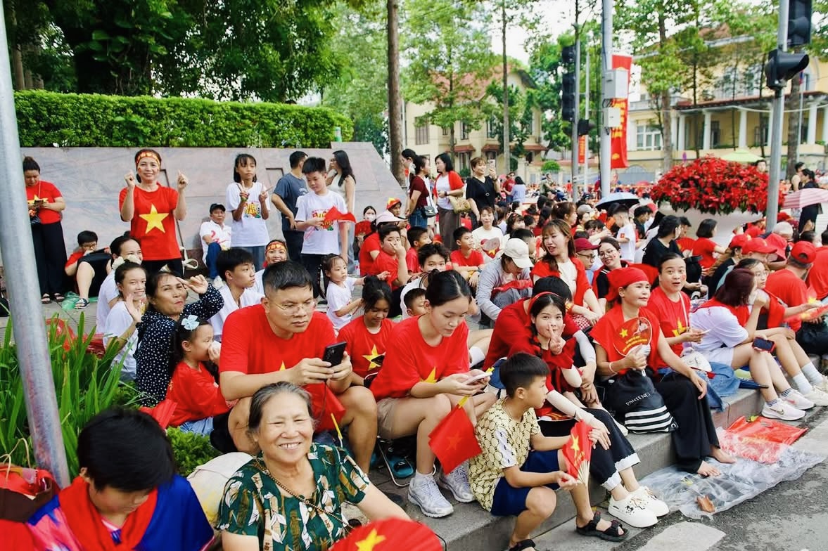 Người d&acirc;n h&aacute;o hức, đứng k&iacute;n đường xem tổng hợp luyện diễu binh, diễu h&agrave;nh- Ảnh 4.