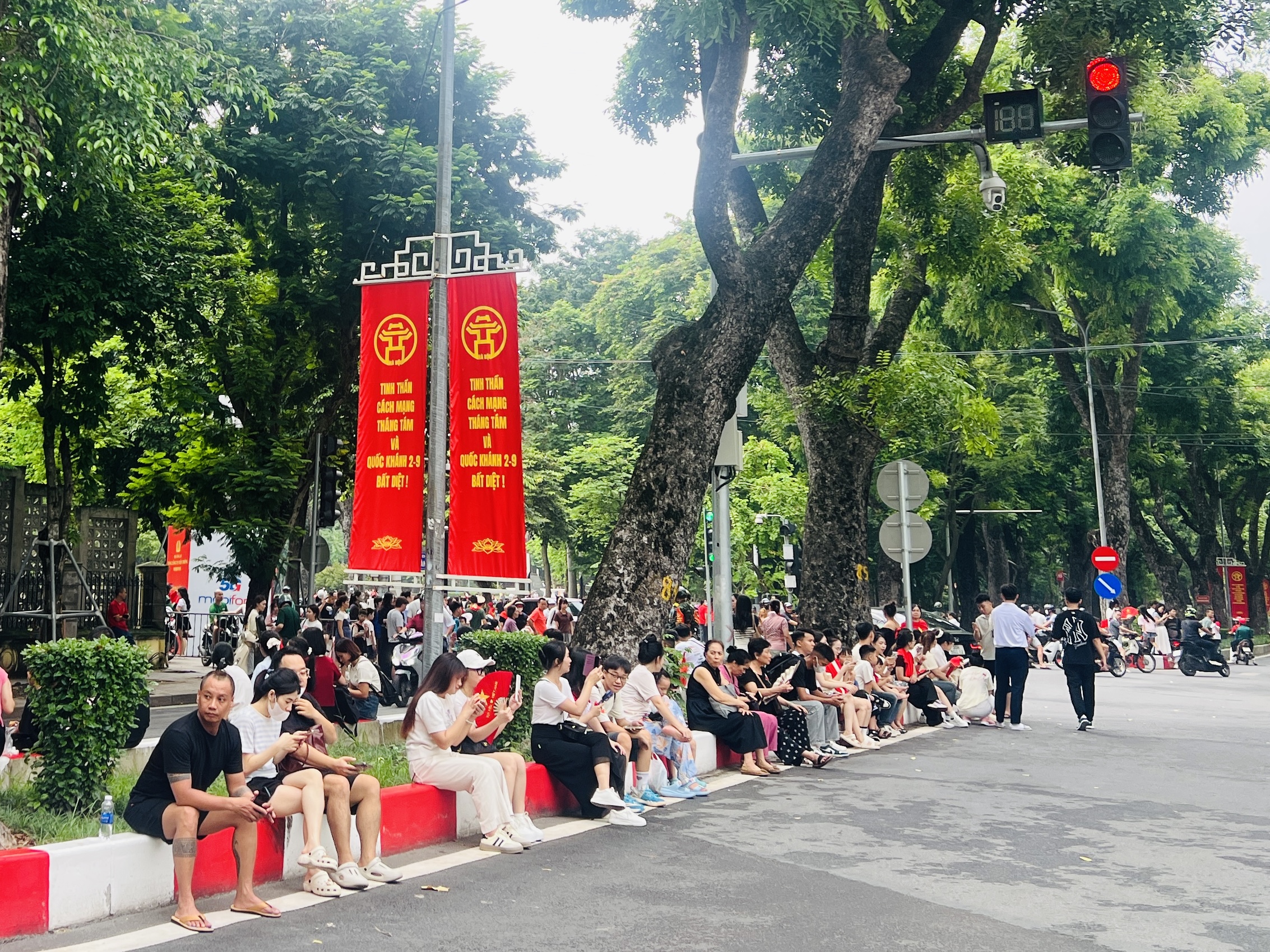 Người d&acirc;n h&aacute;o hức, đứng k&iacute;n đường xem tổng hợp luyện diễu binh, diễu h&agrave;nh- Ảnh 1.