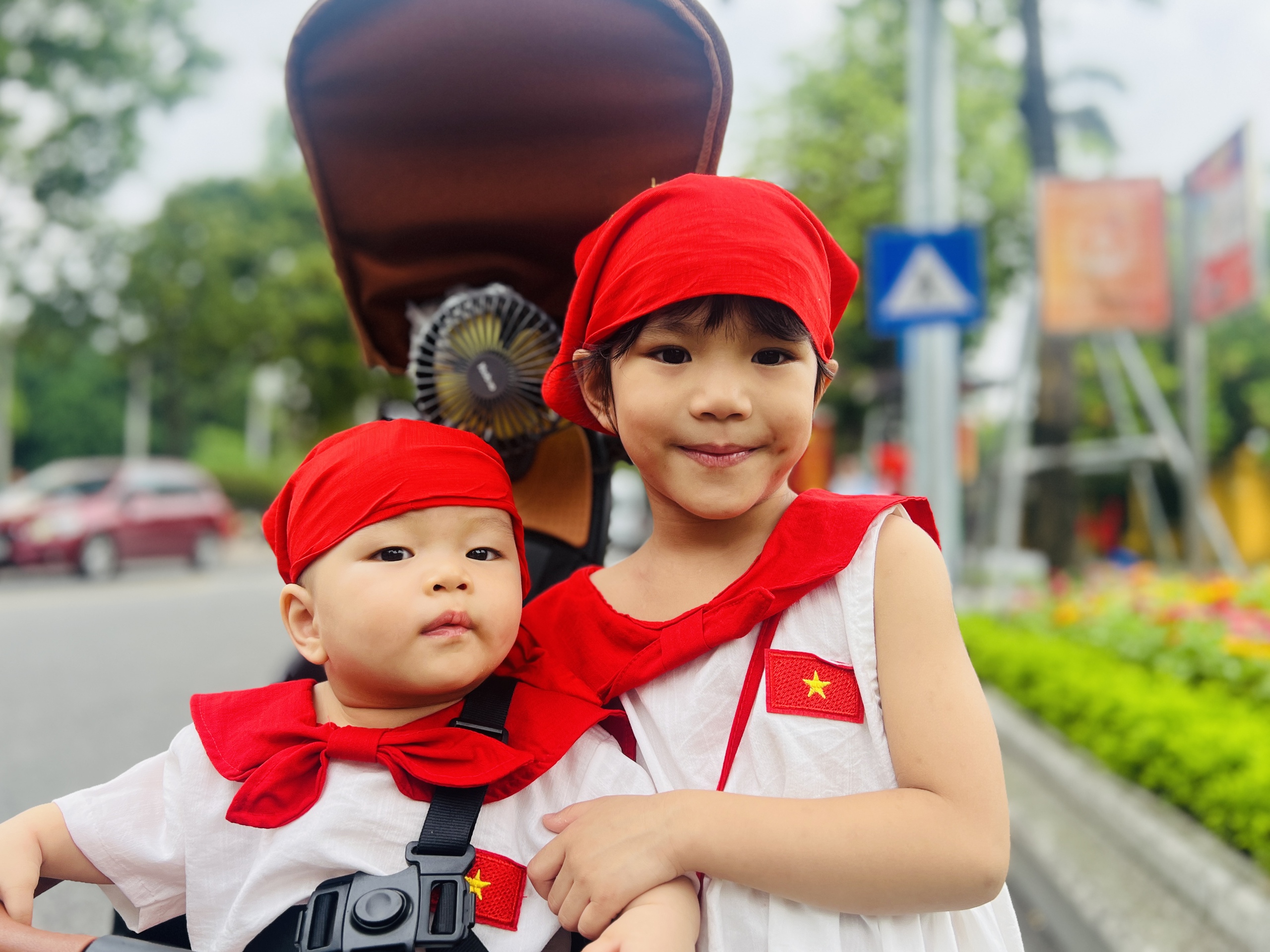 Người d&acirc;n h&aacute;o hức, đứng k&iacute;n đường xem tổng hợp luyện diễu binh, diễu h&agrave;nh- Ảnh 13.