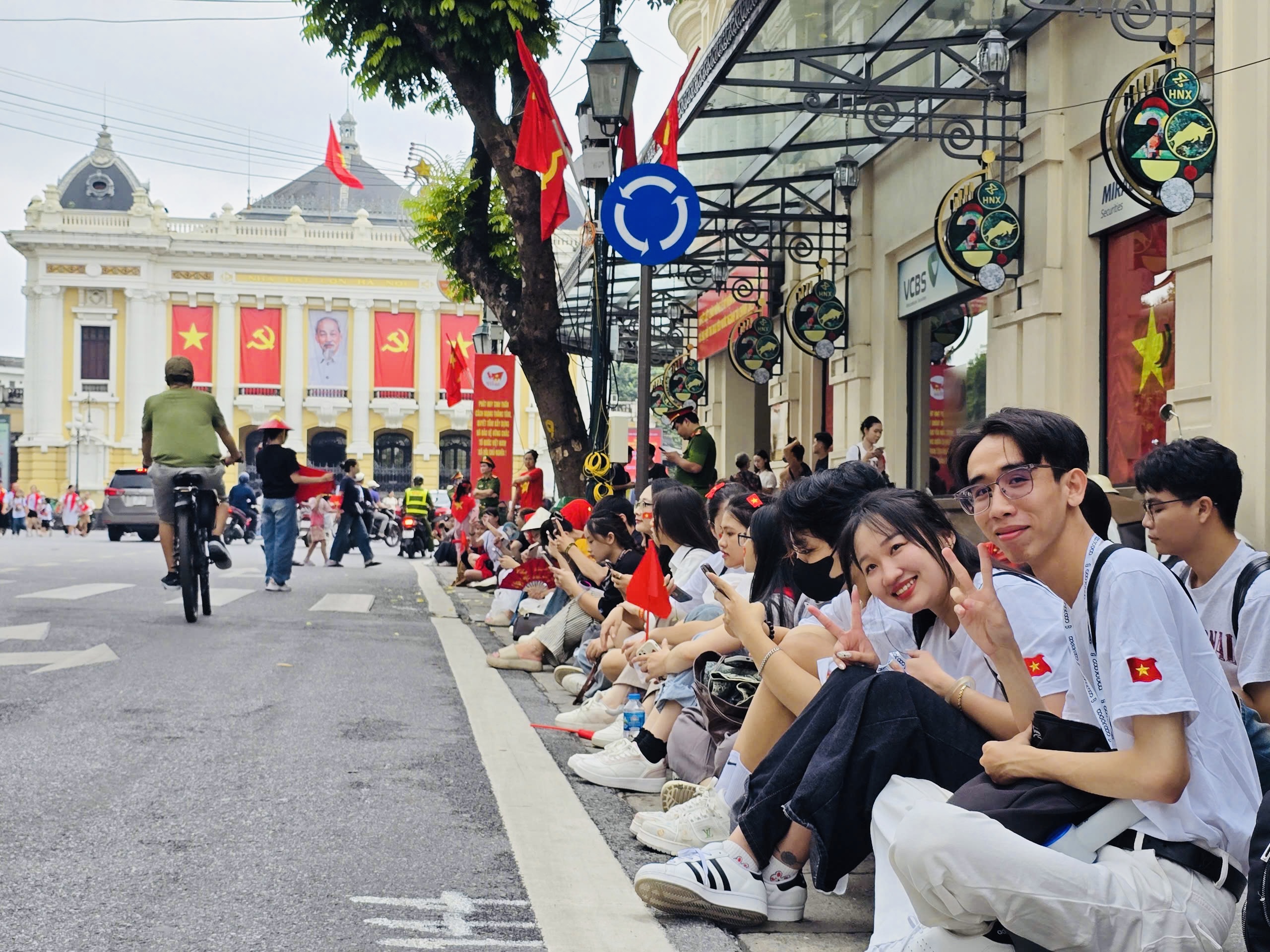 Người d&acirc;n h&aacute;o hức, đứng k&iacute;n đường xem tổng hợp luyện diễu binh, diễu h&agrave;nh- Ảnh 9.
