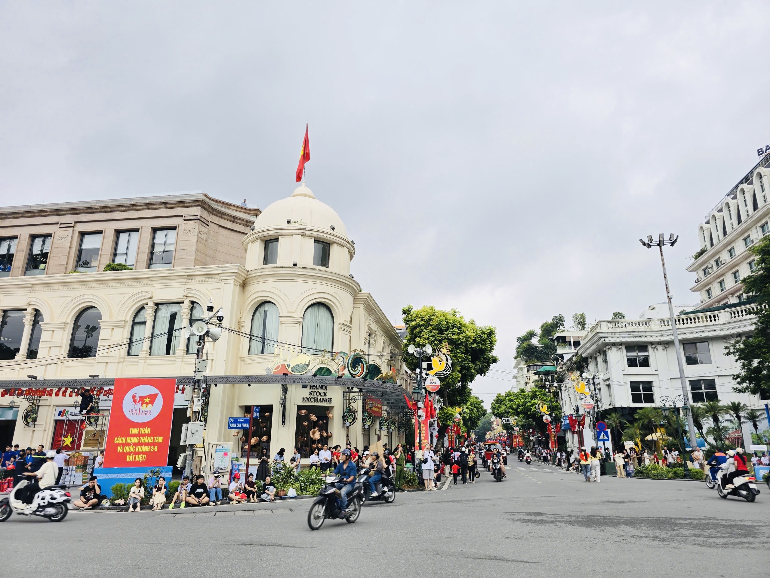 Người d&acirc;n h&aacute;o hức, đứng k&iacute;n đường xem tổng hợp luyện diễu binh, diễu h&agrave;nh- Ảnh 8.