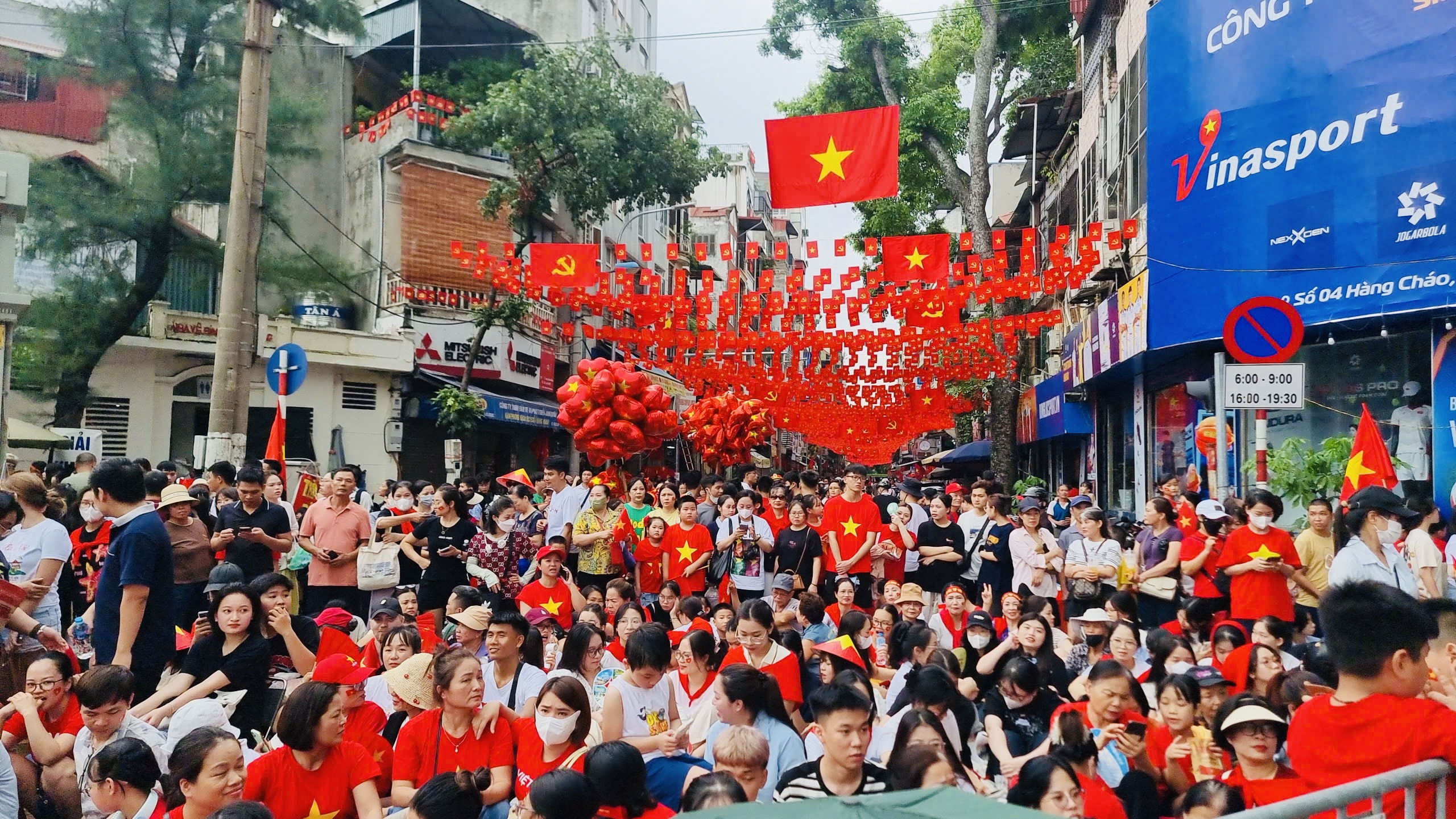 Người d&acirc;n h&aacute;o hức, đứng k&iacute;n đường xem tổng hợp luyện diễu binh, diễu h&agrave;nh- Ảnh 6.