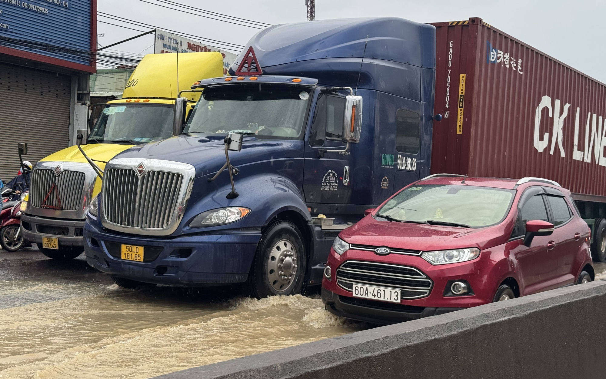 Đồng Nai: Mưa trắng đ&ecirc;m, nh&agrave; d&acirc;n ngập nặng, đường phố kẹt cứng