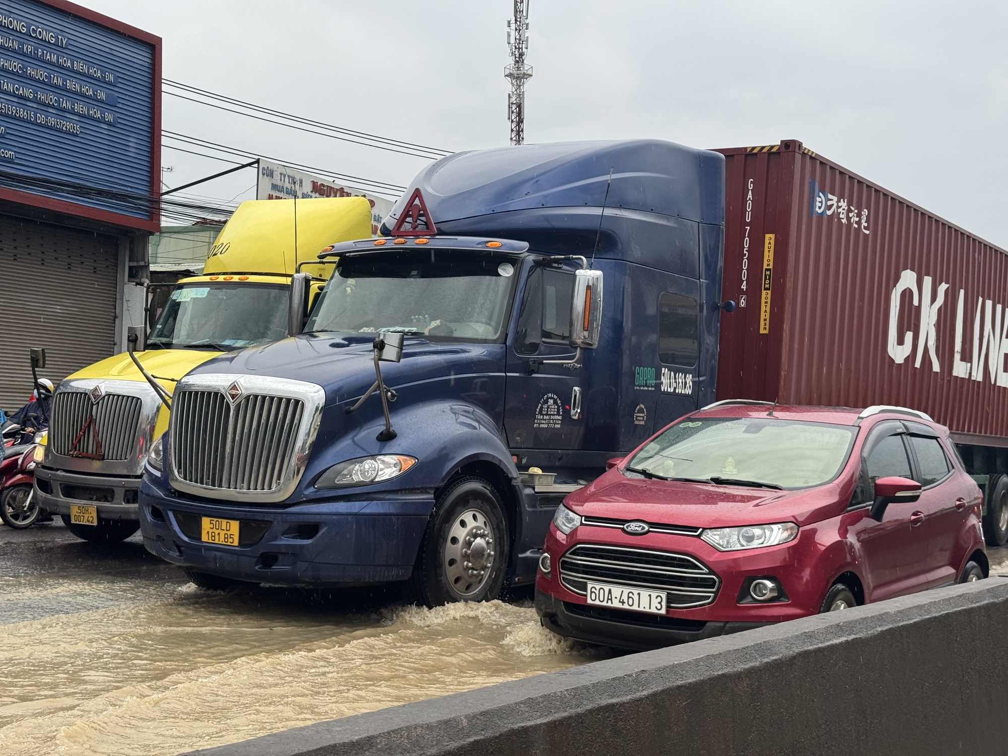 Đồng Nai: Mưa trắng đ&ecirc;m, nh&agrave; d&acirc;n ngập nặng, đường phố kẹt cứng- Ảnh 1.