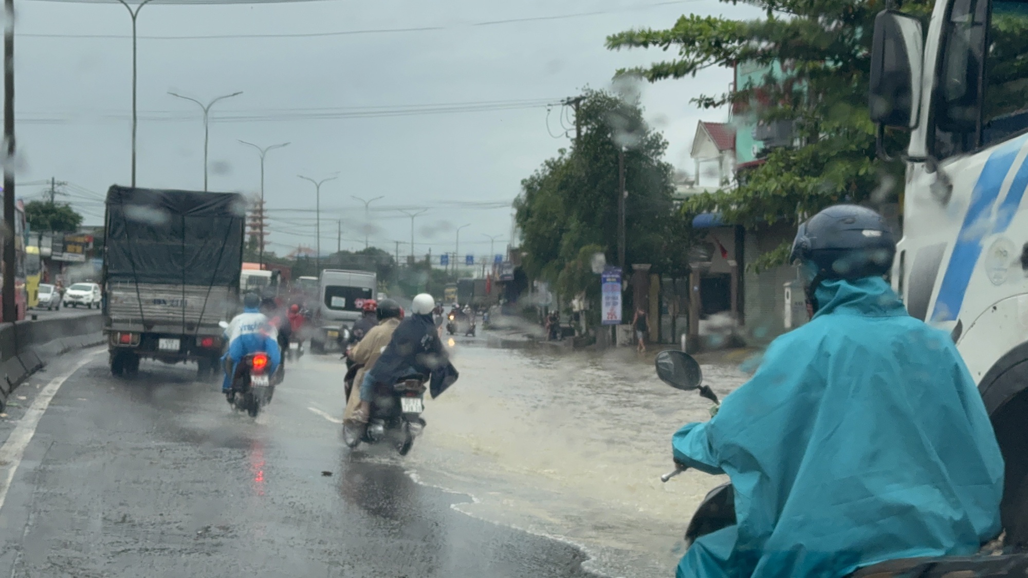 Đồng Nai: Mưa trắng đ&ecirc;m, nh&agrave; d&acirc;n ngập nặng, đường phố kẹt cứng- Ảnh 2.