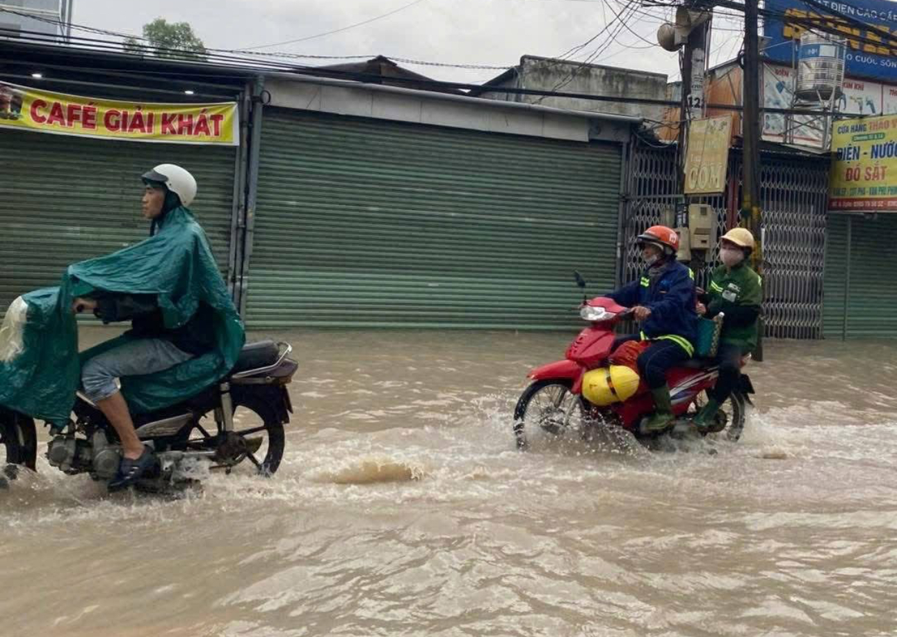 Đồng Nai: Mưa trắng đ&ecirc;m, nh&agrave; d&acirc;n ngập nặng, đường phố kẹt cứng- Ảnh 3.